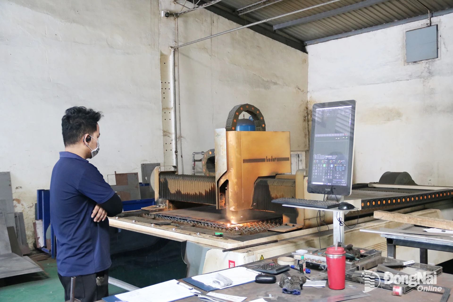Workers at a mechanical engineering and manufacturing enterprise in Bien Hoa Ward.

