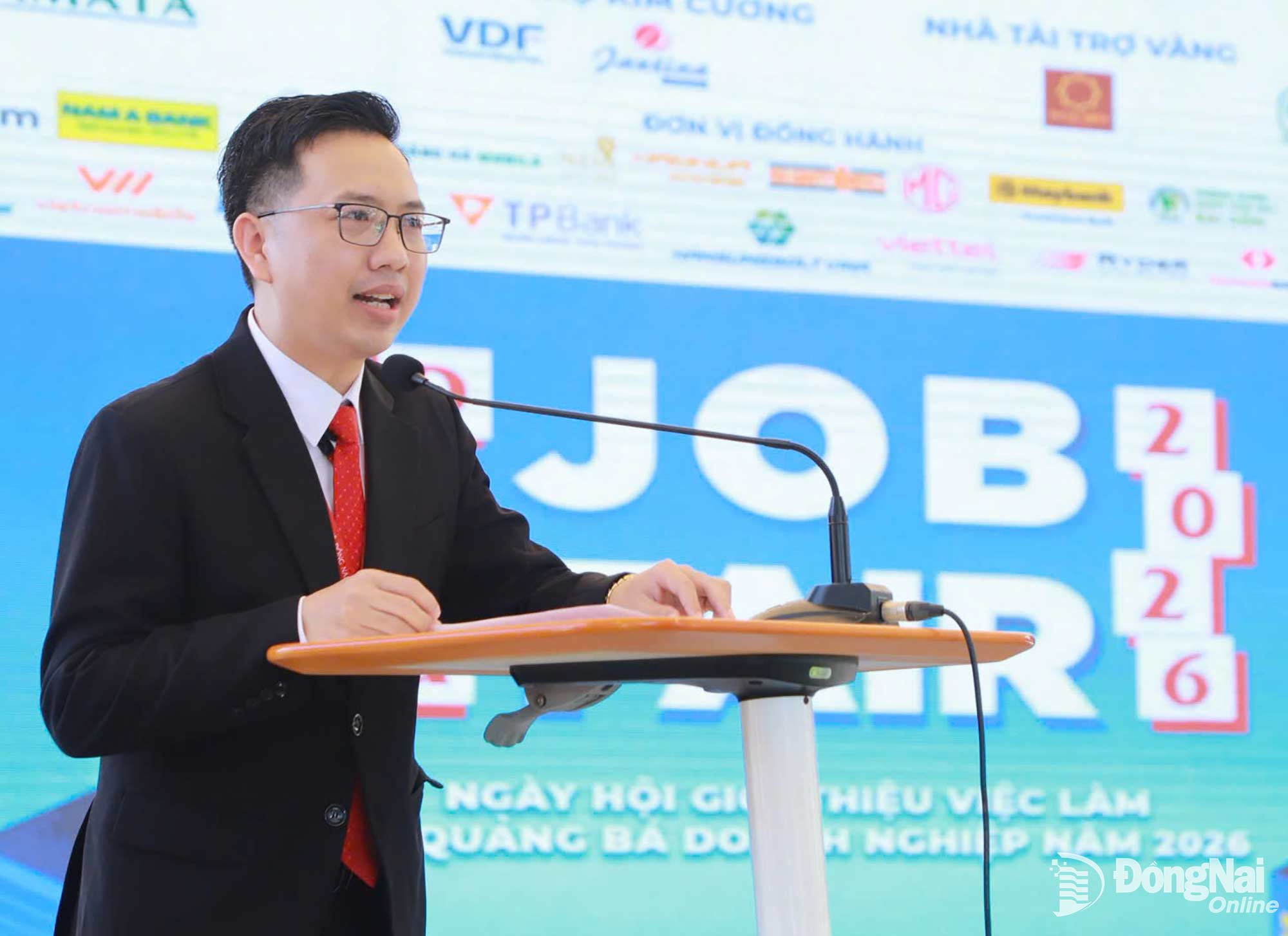 Ông Nguyễn Đình Thuật, Giám đốc Trung tâm Hợp tác doanh nghiệp và cựu người học DNTU phát biểu khai mạc Ngày hội việc làm. Ảnh: Công Nghĩa