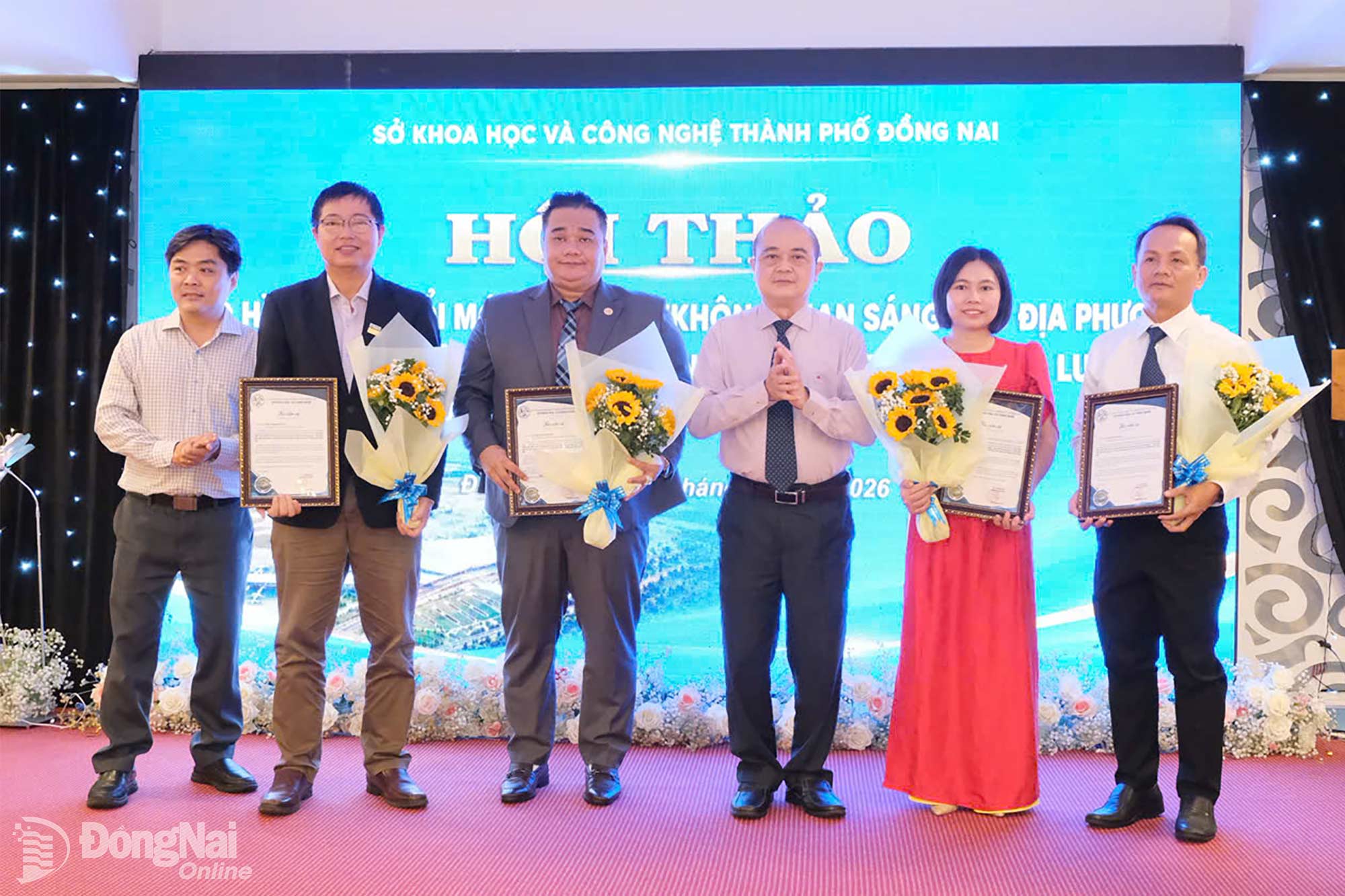 Phó Giám đốc Sở Khoa học và Công nghệ Võ Hoàng Khai tặng hoa và thư cảm ơn các báo cáo viên trình bày tham luận, chuyên đề tại hội thảo. Ảnh: Hải Quân