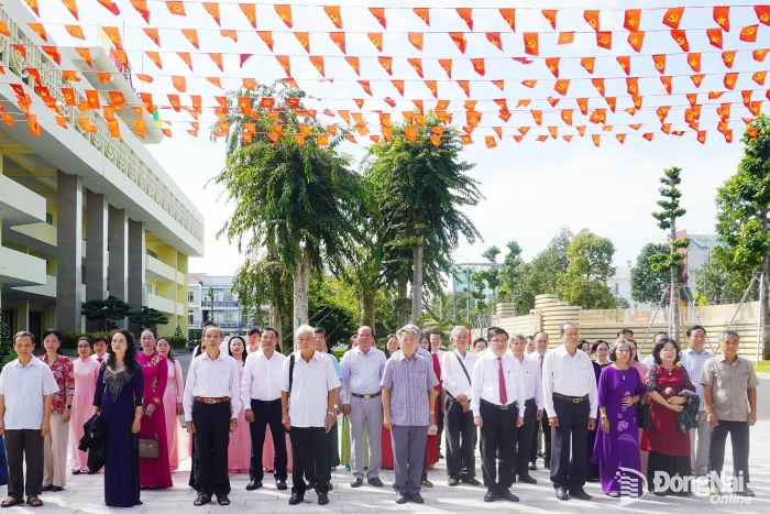 Văn phòng Thành ủy dâng hương Nhà thờ Bác Hồ