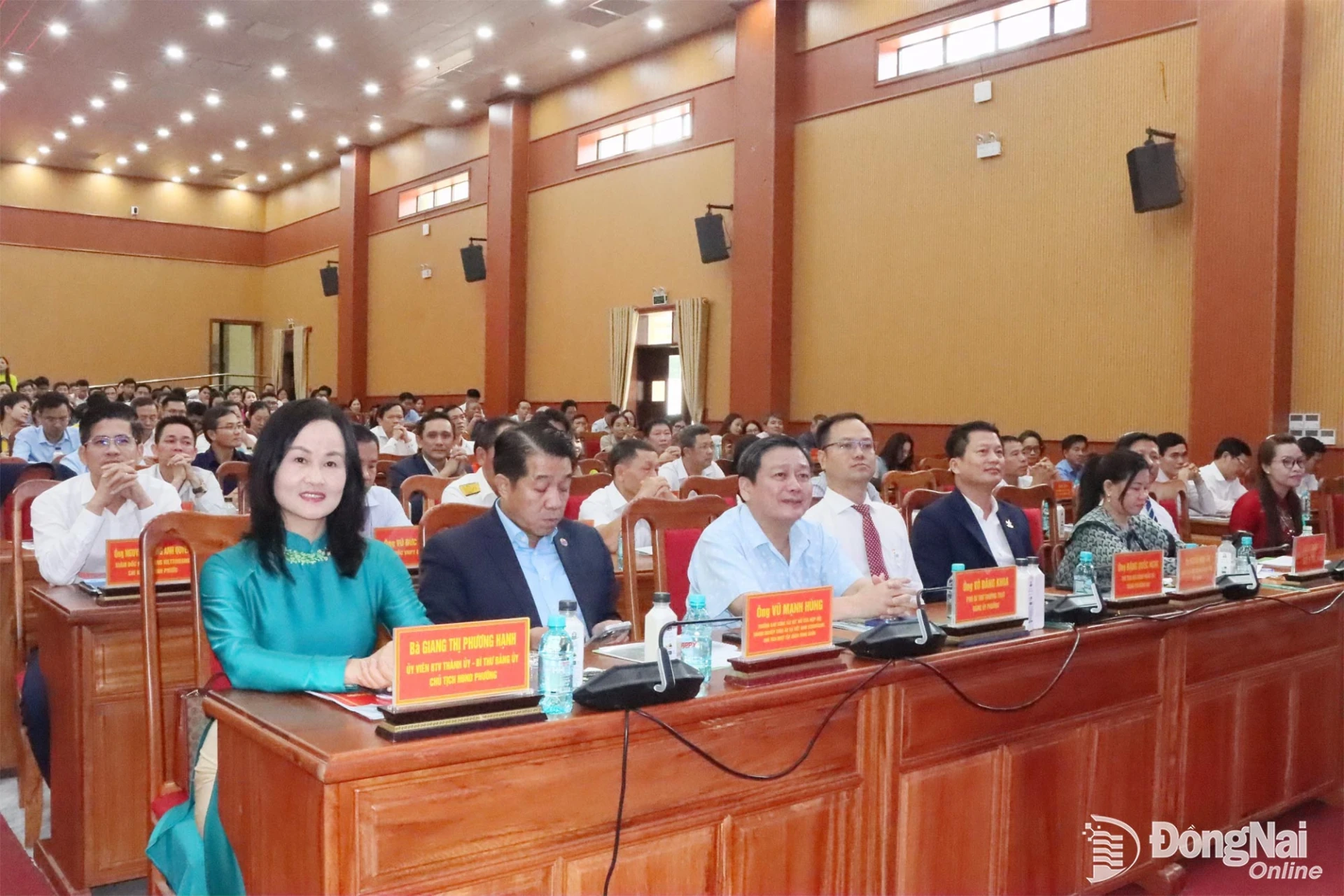 Giang Thi Phuong Hanh, Member of the City Party Committee’s Standing Committee, Secretary of the Binh Phuoc Ward Party Committee, and Chairwoman of the Ward Peoples Council, alongside representatives of municipal departments and agencies, attends the conference. Photo: Quang Minh

