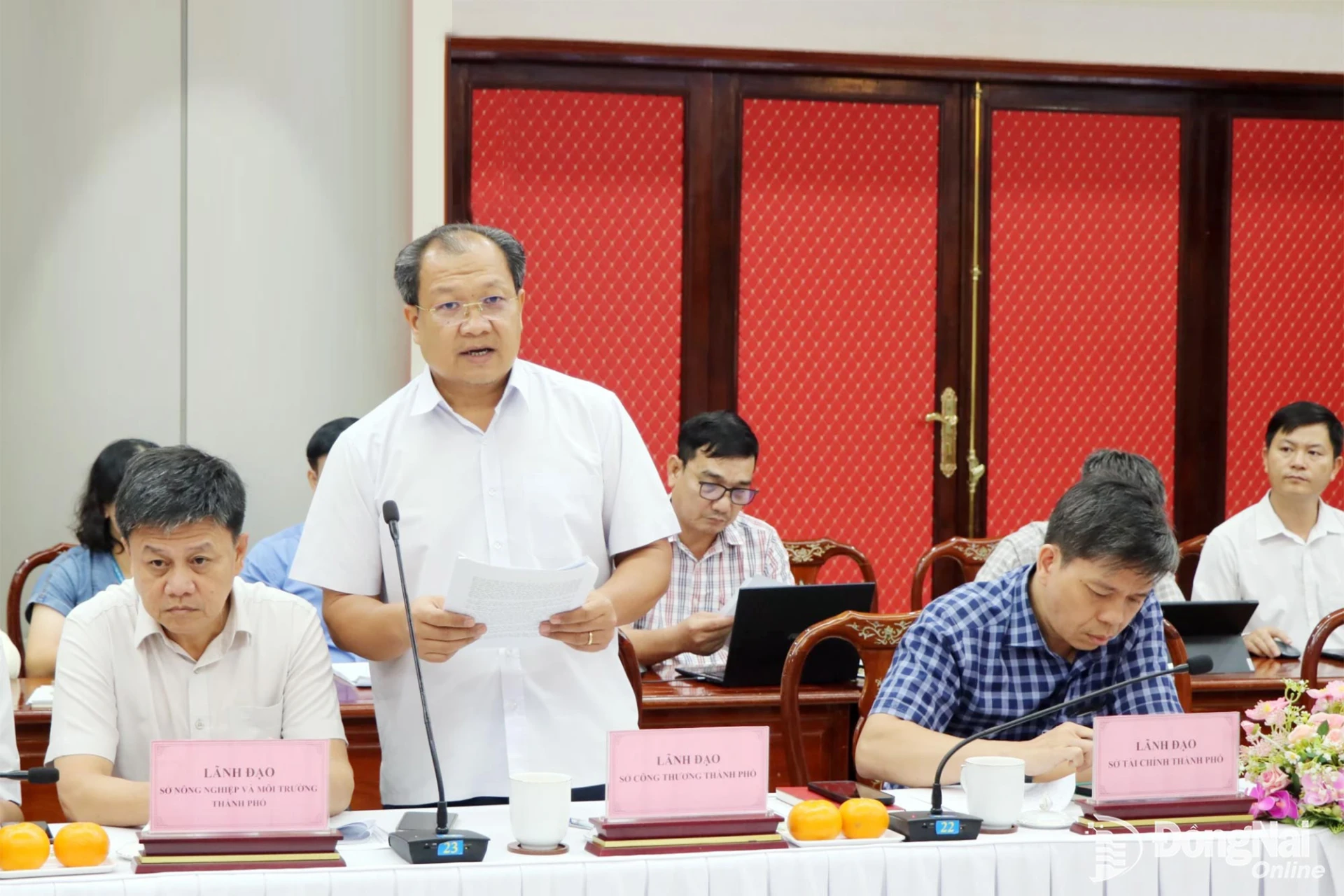 Vu Sao Sang, Deputy Director of the Department of Industry and Trade, discusses electricity supply for industrial parks. Photo: Vuong The