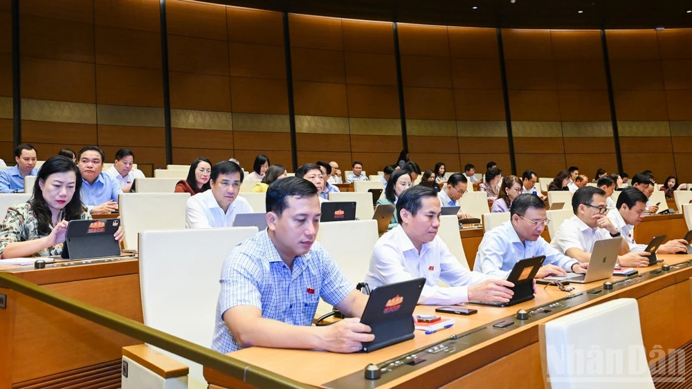 Quốc hội họp phiên toàn thể tại hội trường. (Ảnh: DUY LINH)

