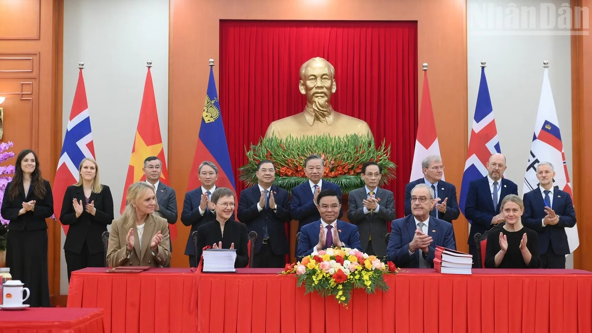 Tổng Bí thư, Chủ tịch nước Tô Lâm và các đại biểu chứng kiến Lễ ký kết Hiệp định Thương mại tự do Việt Nam-EFTA (VEFTA). (Ảnh: ĐĂNG KHOA)
