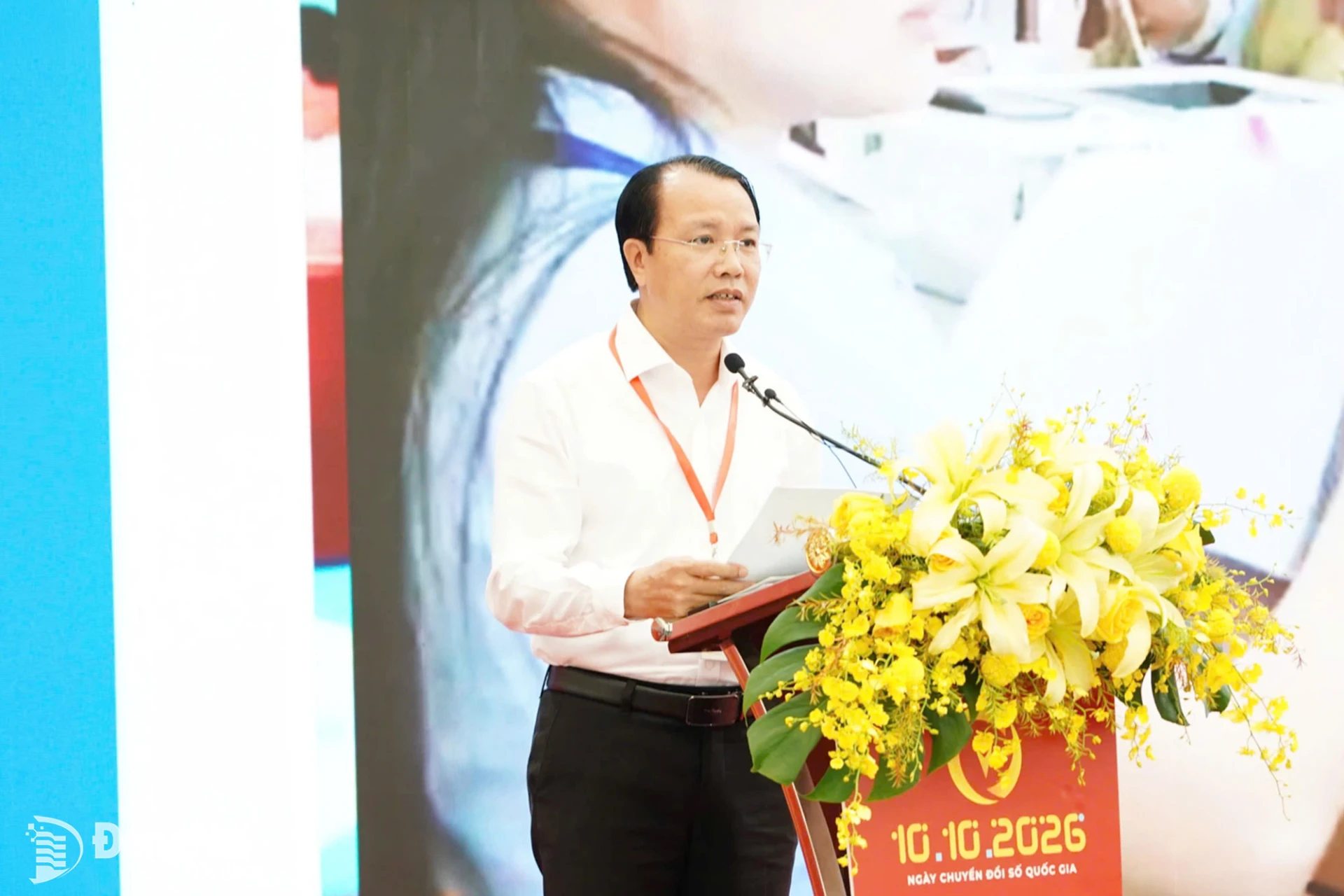 Ngo Hong Khang, Deputy Secretary of the Binh Phuoc Ward Party Committee and Chairman of the Ward Peoples Committee, presents a paper titled “From Changing Habits to Cultivating Digital Citizens and Building a Digital Society: Practical Experiences from Binh Phuoc Ward, Dong Nai City” at an event marking National Digital Transformation Day 2026, organized by the Ministry of Science and Technology in Hanoi.

