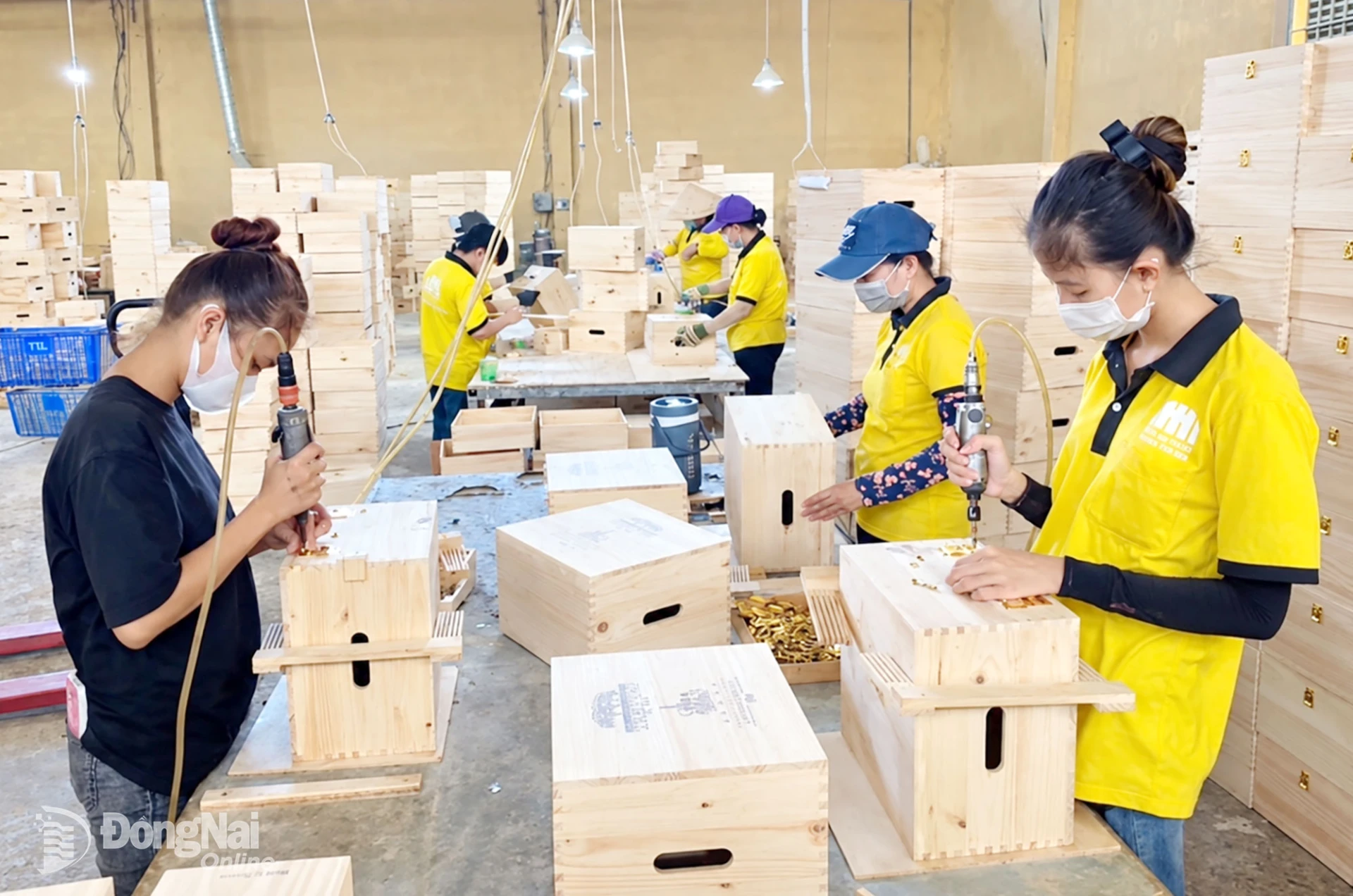 Công nhân sản xuất tại Công ty Hoàng Tân Hòa (phường Long Bình).