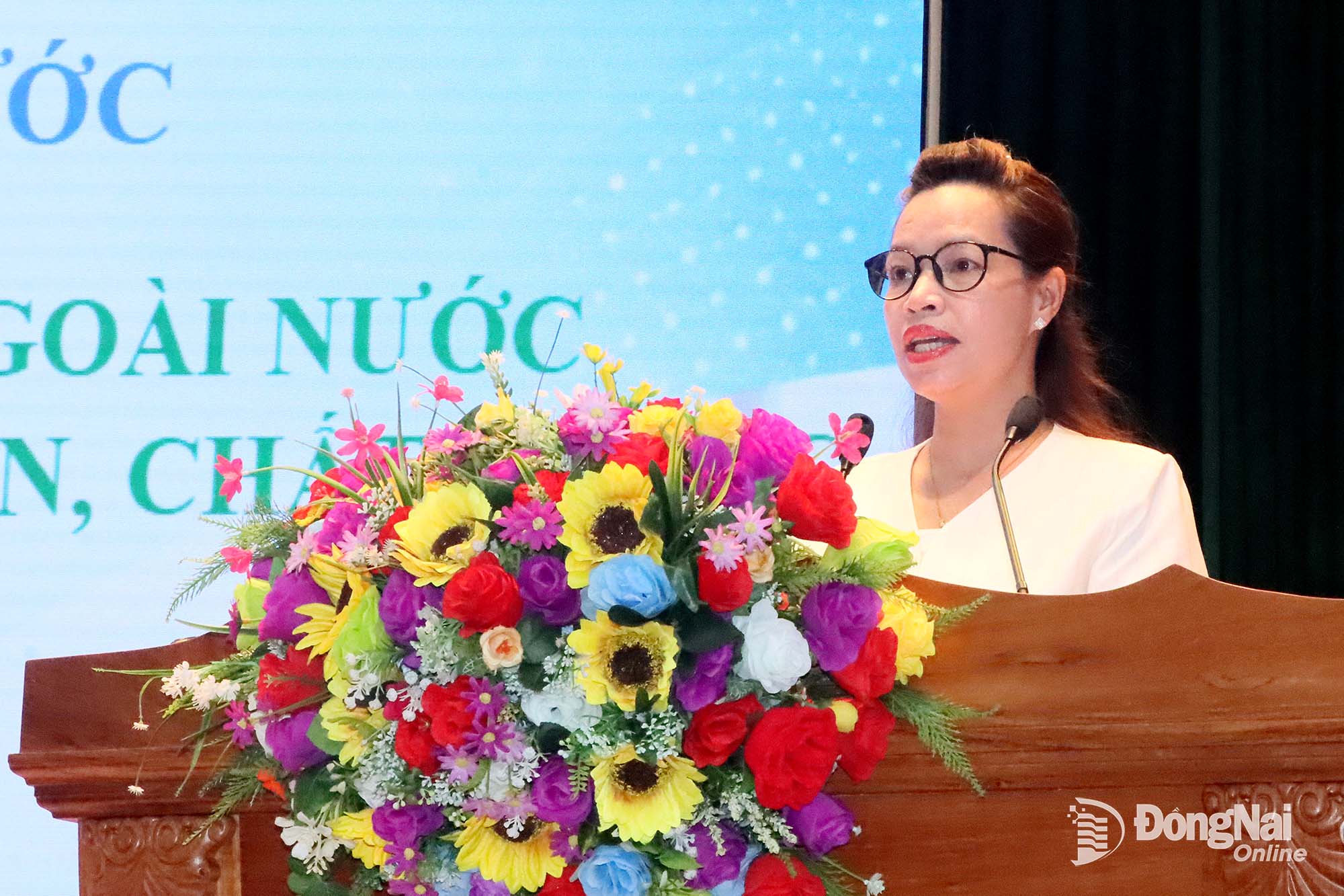 Hoang Thuy Vu, Vice Chairwoman of the Binh Phuoc Ward People’s Committee, speaks at the job fair. Photo: Quang Minh

