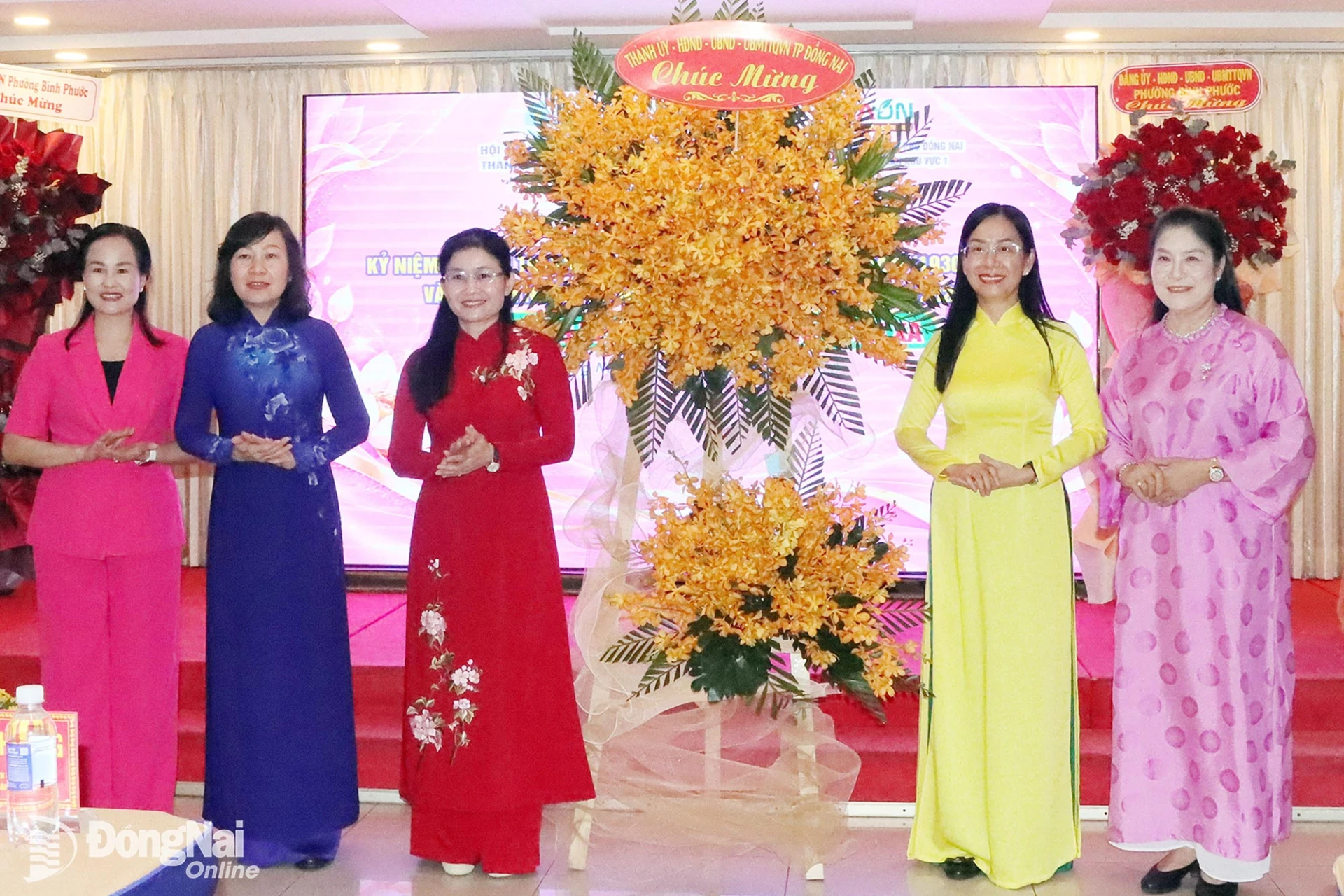 Standing Deputy Secretary of the CPC Ton Ngoc Hanh presents a bouquet on behalf of the city’s leadership to mark the anniversary of the DNWU. Photo: Quang Minh

