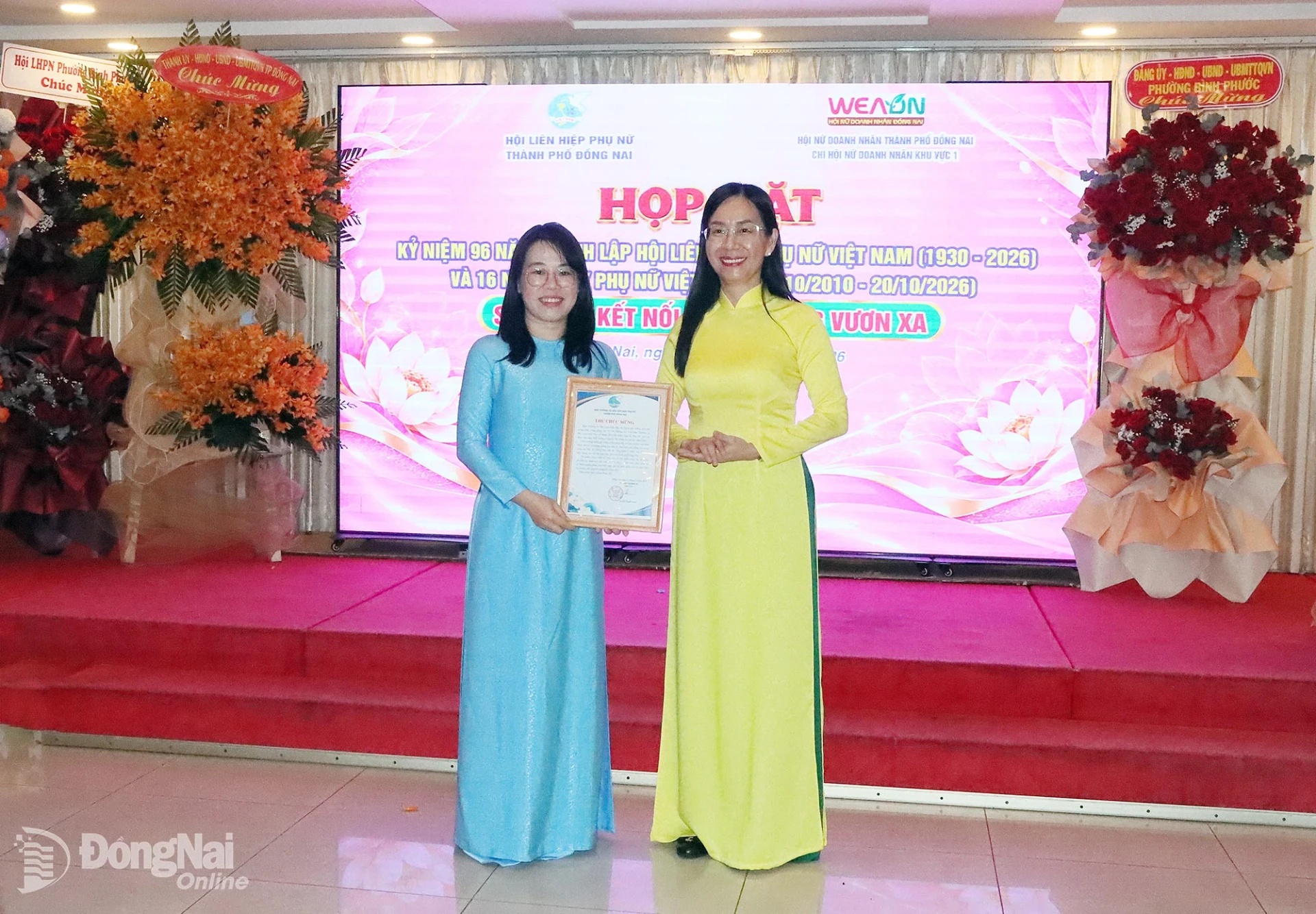 A DNWU leader congratulates the recipient of the second Nguyen Thi Dinh Award in 2026. Photo: Quang Minh


