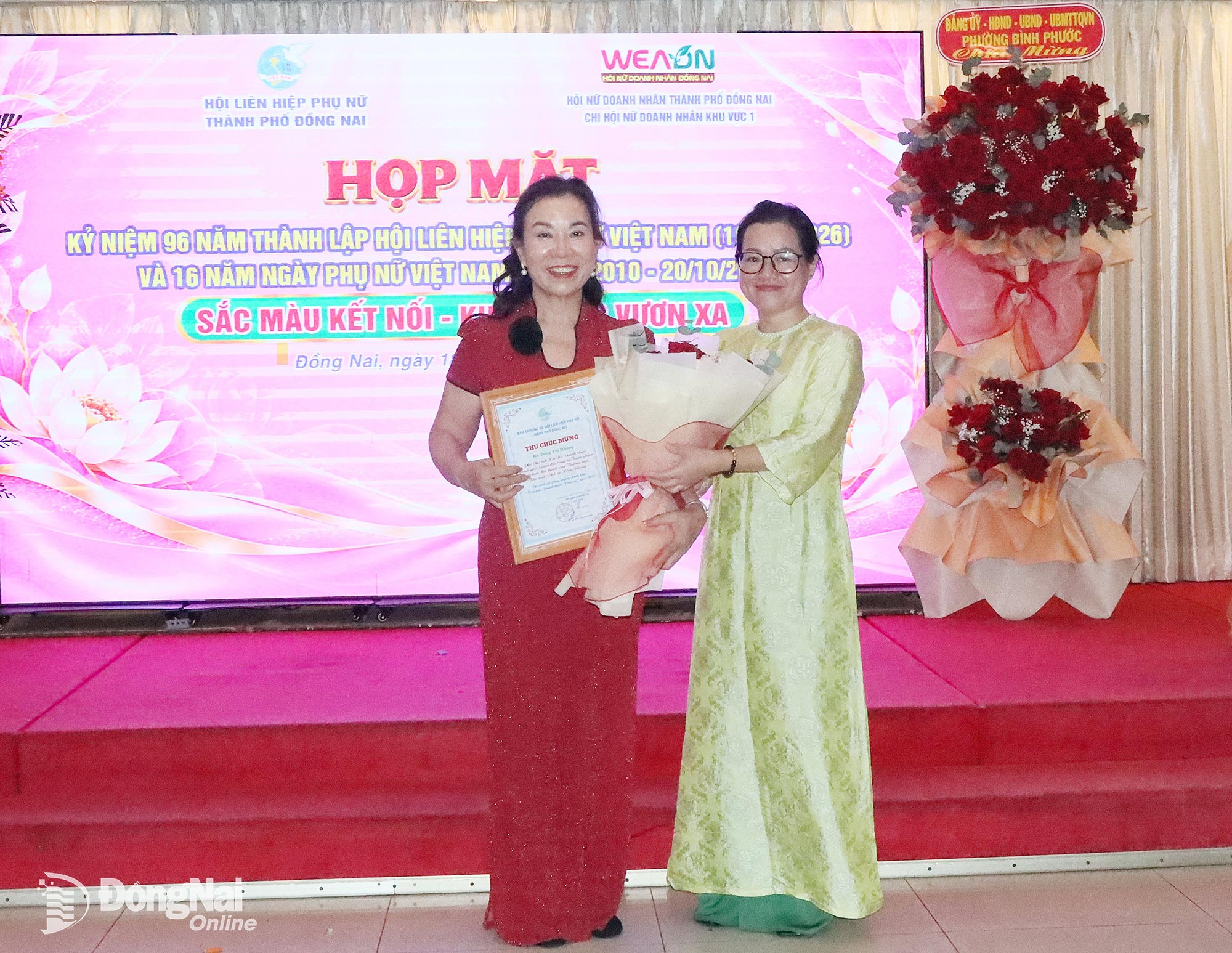 A DNWU leader congratulates Dong Thi Nhung, Vice Chairwoman of the DNWEA, on being named Miss Universe Business World 2026. Photo: Quang Minh

