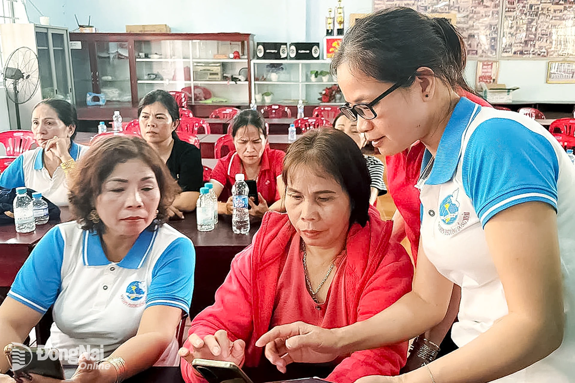Hội viên Hội Liên hiệp phụ nữ phường Đồng Xoài cùng cài đặt các phần mềm về bảo hiểm xã hội, sổ tay đảng viên... trên điện thoại thông minh.