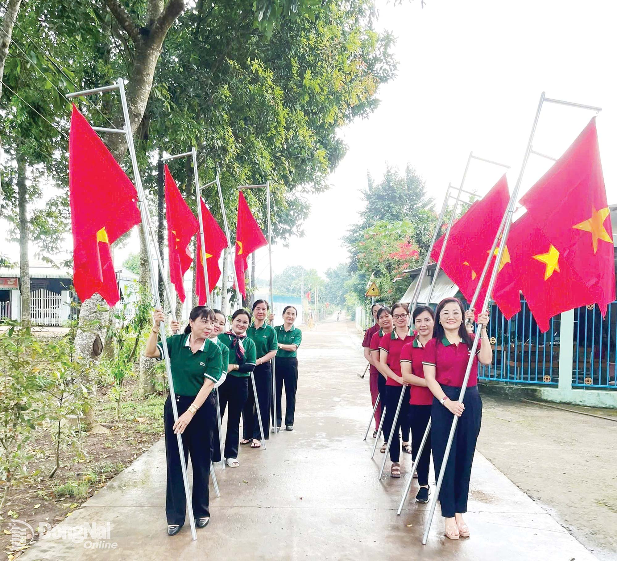 Womens Union officials and members in Dong Xoai ward join the National Flag Road model.

