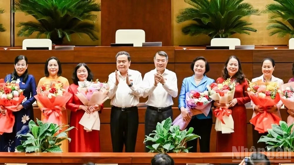 Thủ tướng Chính phủ Lê Minh Hưng và Chủ tịch Quốc hội Trần Thanh Mẫn tặng hoa chúc mừng các nữ đại biểu Quốc hội khóa XVI. (Ảnh: DUY LINH)

