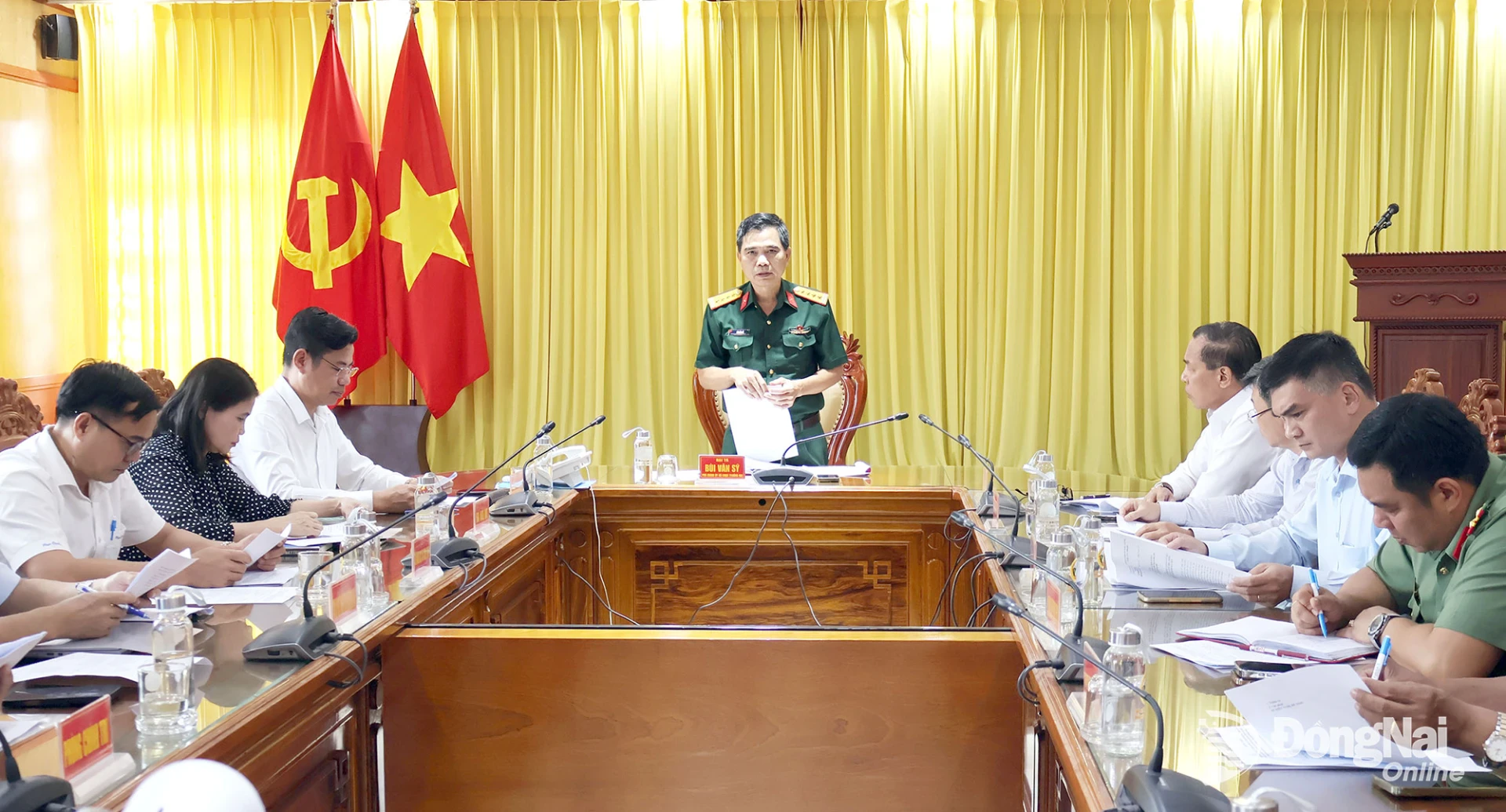 Đại tá Bùi Văn Sỹ, Ủy viên Ban Thường vụ Đảng ủy Quân sự, Phó Chính ủy Bộ Chỉ huy Quân sự thành phố phát biểu tại hội nghị. Ảnh: Nguyệt Hà

