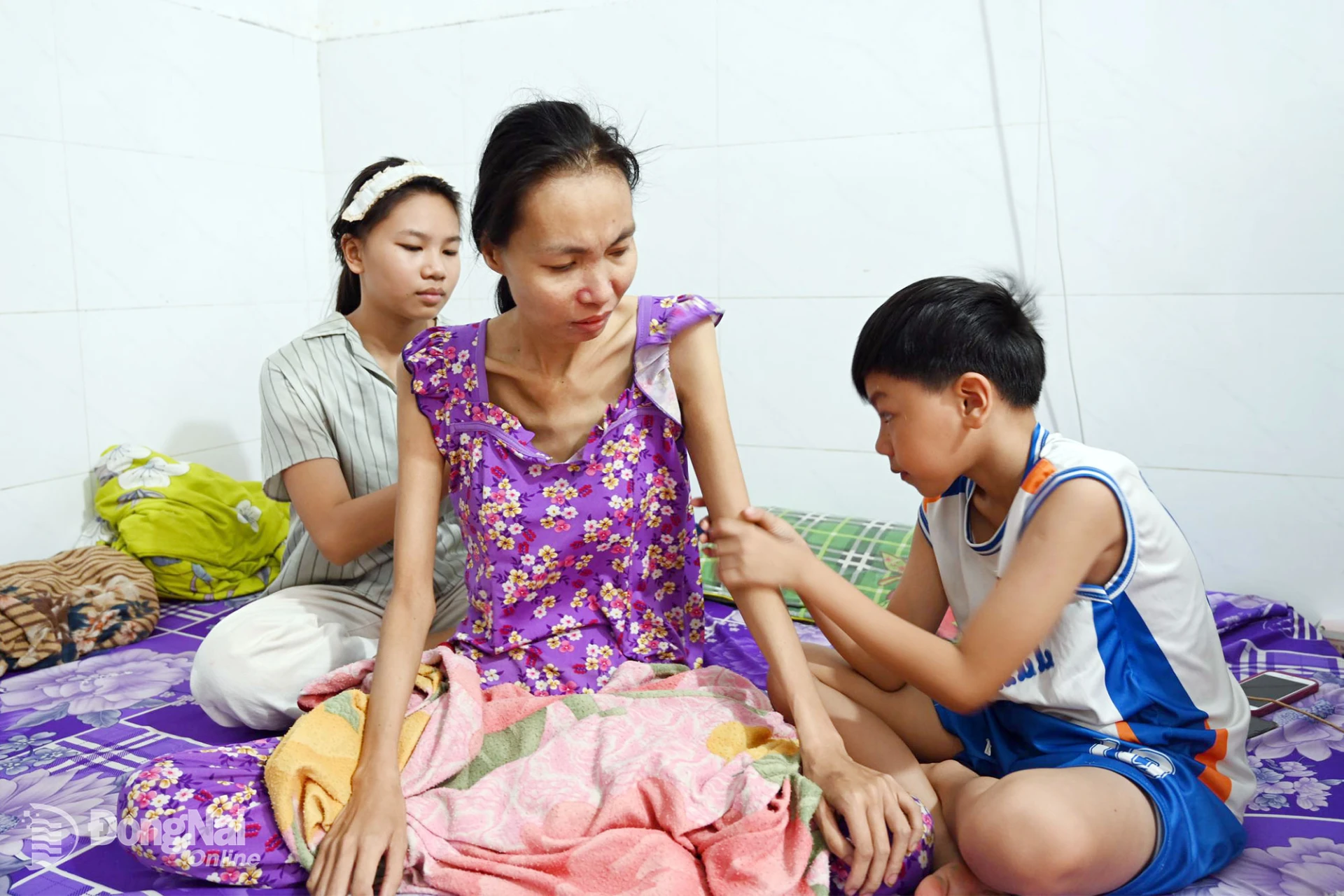 Căn bệnh lao phổi kháng thuốc đang vắt kiệt sức lực của người mẹ đơn thân Nguyễn Thị Thanh Thảo. Ảnh: Thu Hiền