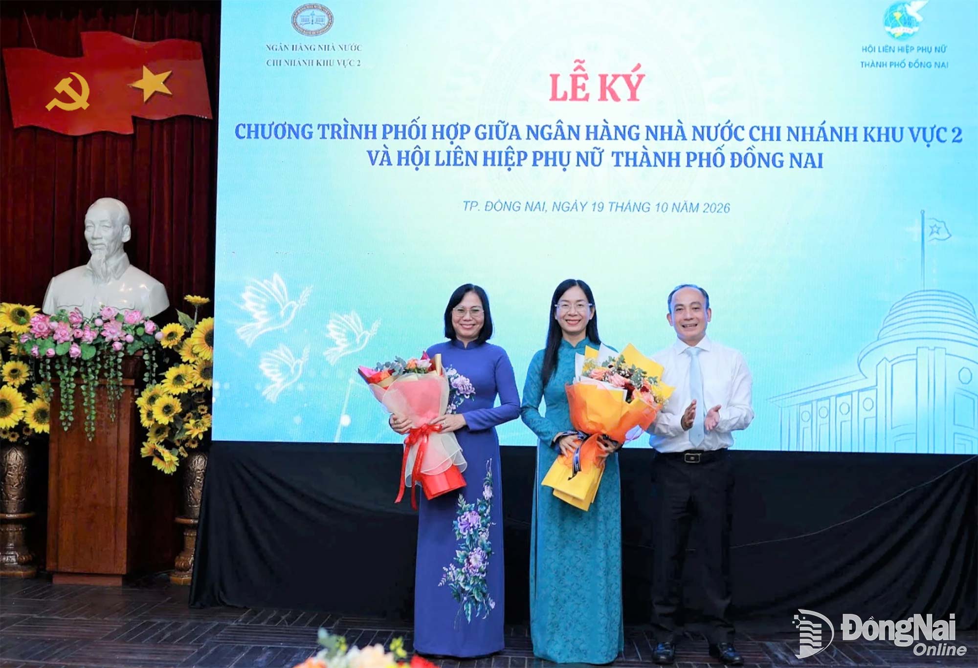 Pham Quoc Bao, Deputy Director of the SBV’s Region 2 Branch, presents flowers to Nguyen Thi Hoang, Vice Chairwoman of the Dong Nai People’s Committee, and Le Thi Thanh Loan, President of the DNWU, ahead of Vietnamese Women’s Day on October 20.

