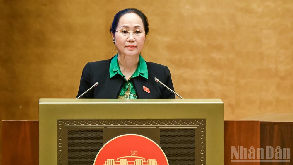 Bộ trưởng Văn hóa, Thể thao và Du lịch Lâm Thị Phương Thanh trình bày Tờ trình về dự án Luật sửa đổi, bổ sung một số điều của Luật Thể dục, thể thao, Luật Du lịch, Luật Thư viện, Luật Điện ảnh, Luật Di sản văn hóa, Luật Quảng cáo, Luật Báo chí. (Ảnh: DUY LINH)
