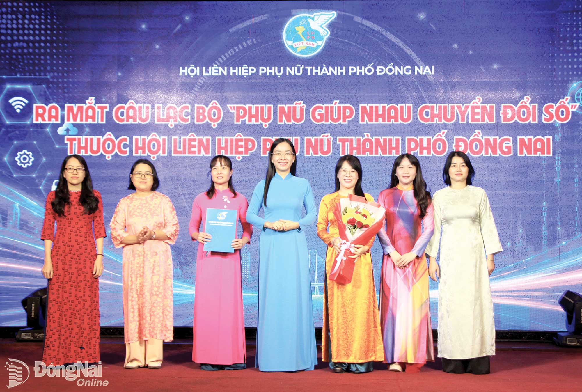 Le Thi Thanh Loan (center), Vice Chairwoman of the Dong Nai VFF Committee and Chairwoman of the DNWU, presents the decision establishing the “Women helping each other embrace digital transformation” Club. Photo: Nguyen Tuyet

