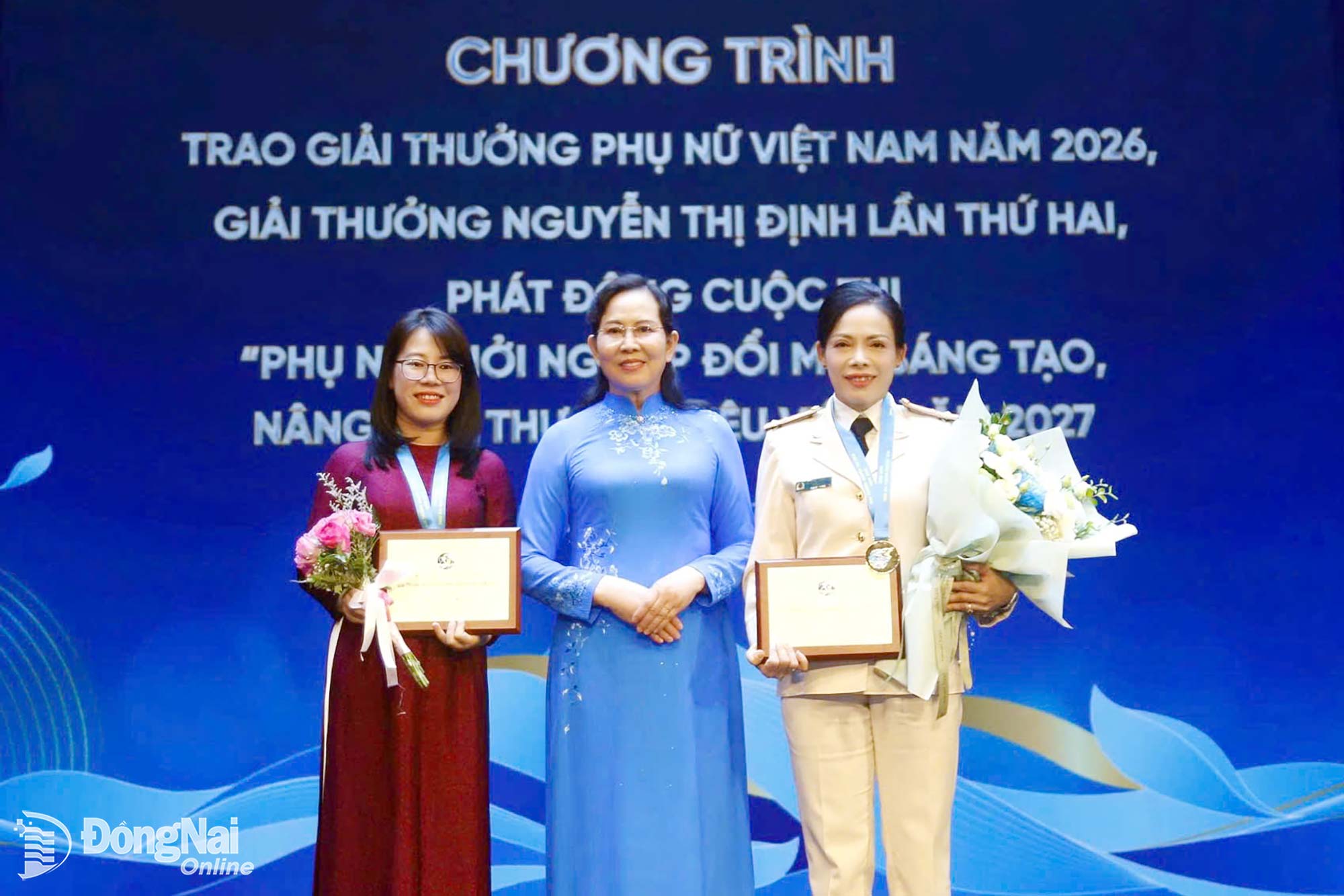 Le Thi Thuy (center), Vice President of the VFF Central Committee and President of the VWU, poses with Senior Lieutenant Colonel Nong Thi Minh Hue and Vu Thi Huong, both recipients of the Nguyen Thi Dinh Award from Dong Nai, at the ceremony.

