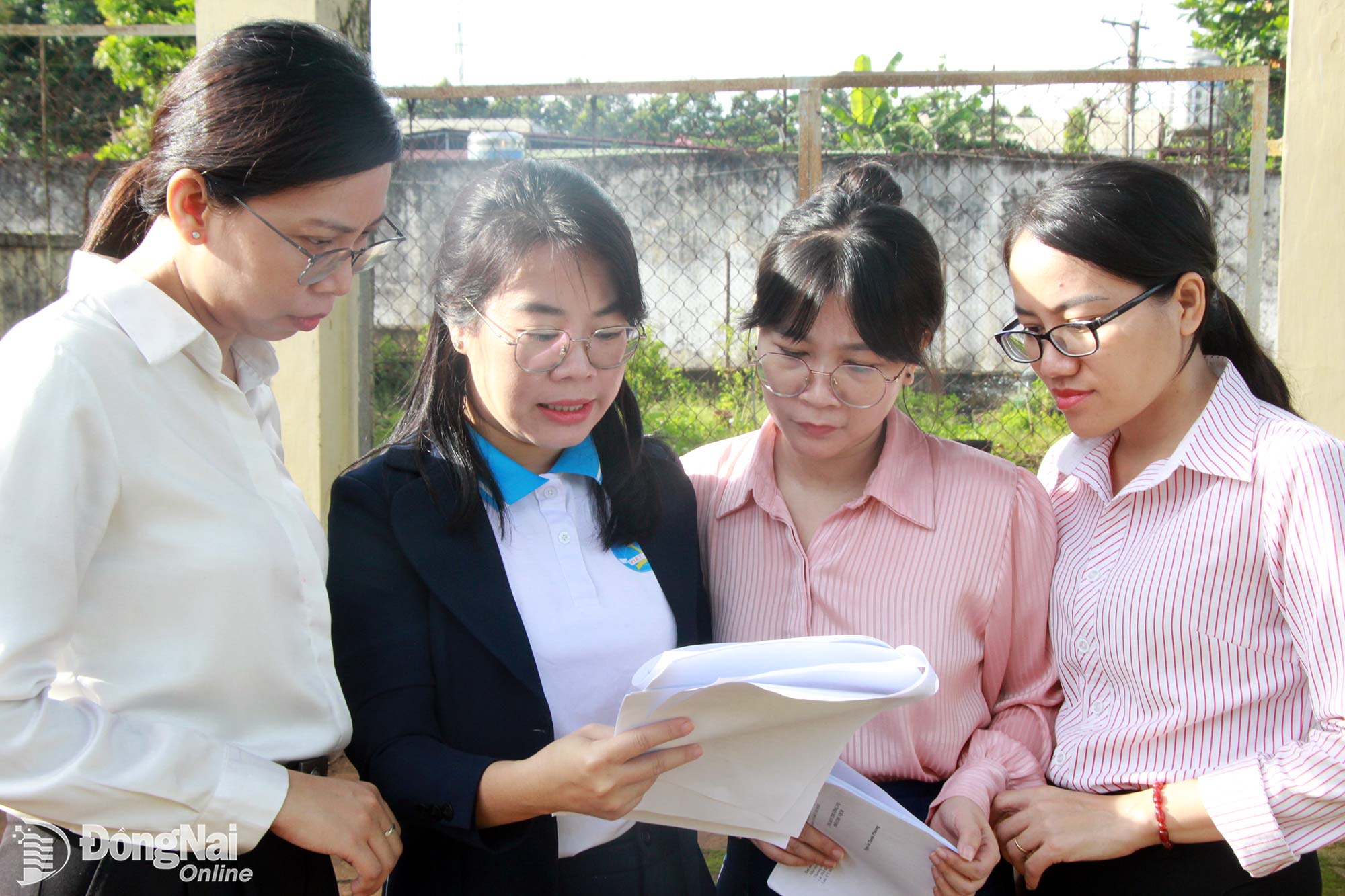 Vu Thi Huong (second from left), Deputy Head of the city’s Women’s Affairs Division, discusses preparations for upcoming programs with colleagues.

