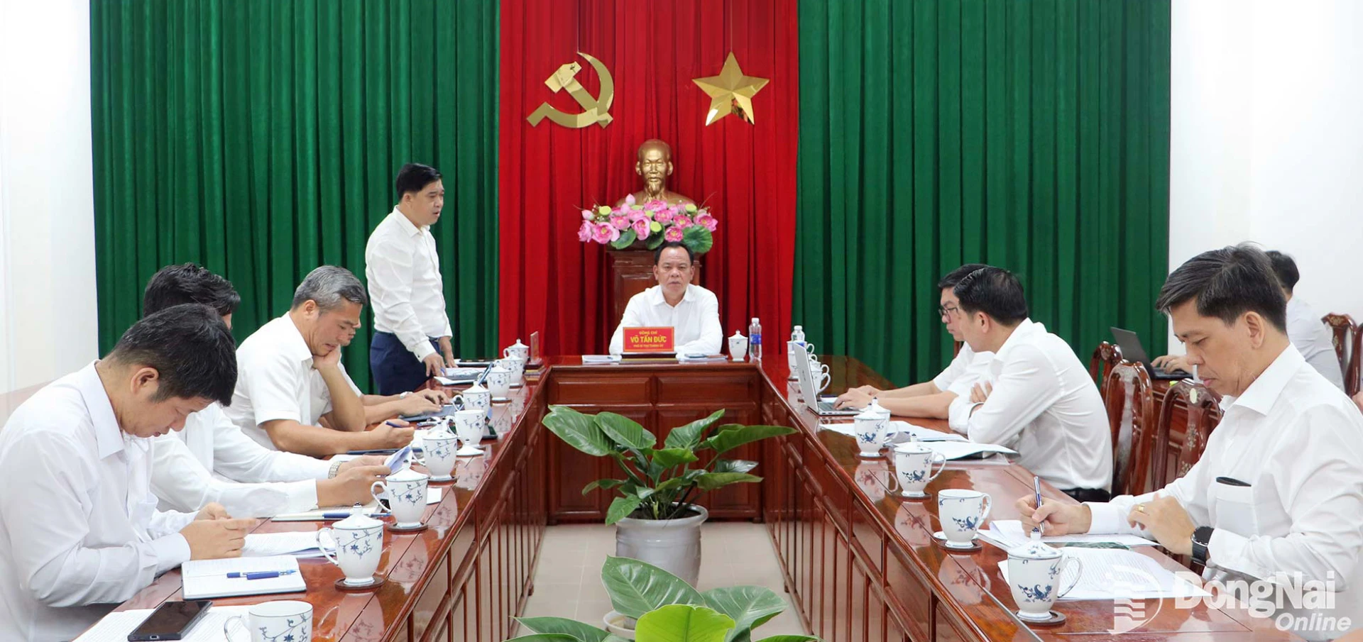 Ho Van Ha, Vice Chairman of the City People’s Committee, speaks at the meeting. Photo: Pham Tung