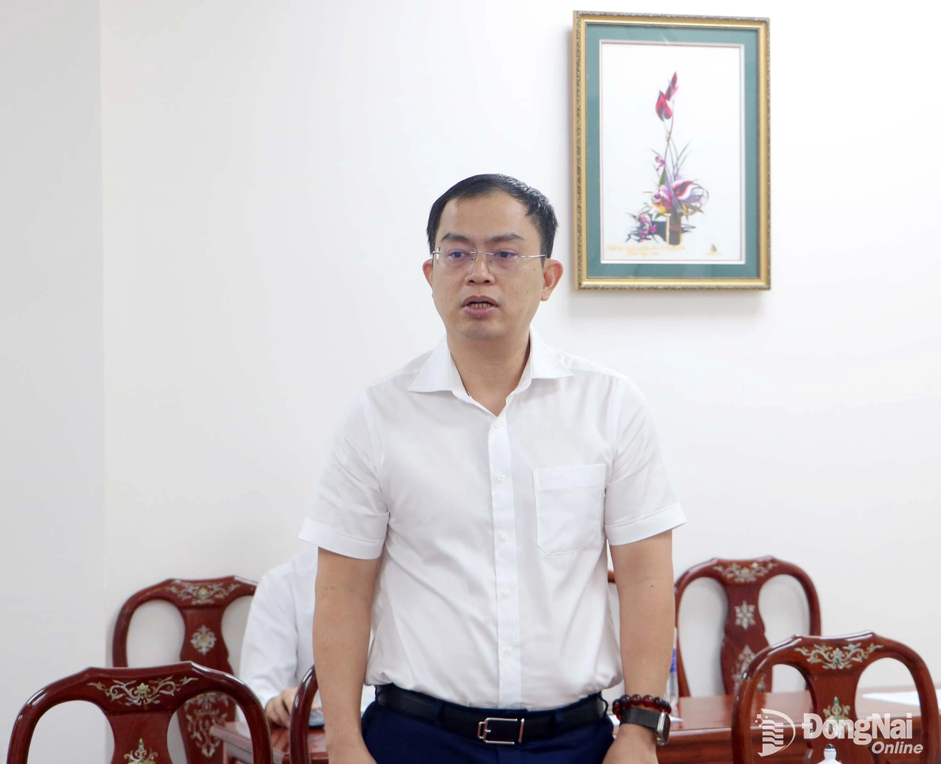 Le Hoang Son, Deputy Secretary of the Long Thanh ward Party Committee and Chairman of the ward People’s Committee, speaks at the meeting. Photo: Pham Tung

