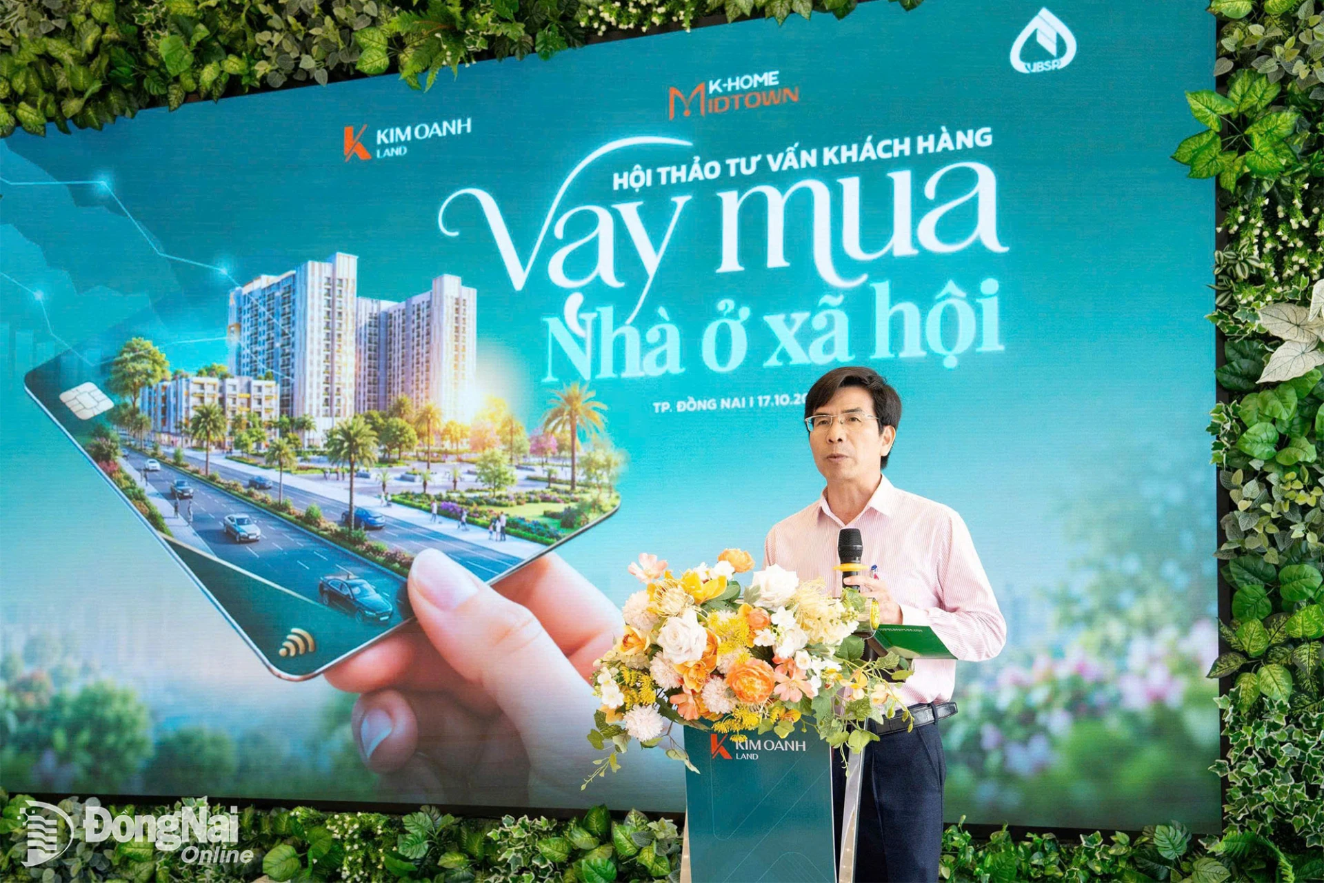 Nguyen Sy Cuong, Deputy Director of the VBSP Dong Nai Branch, advises residents in Trang Bom Ward on loan policies for purchasing social housing. Photo: Viet Cuong

