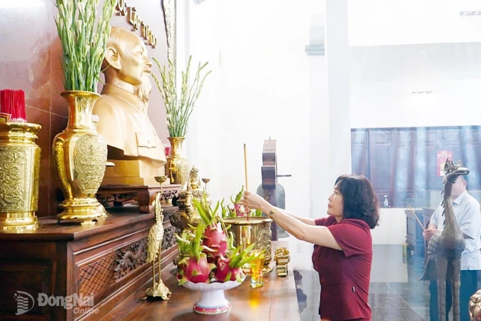 Phó Chủ tịch UBND thành phố Nguyễn Thị Cát Tiên dâng hương Mộ 3.000 người