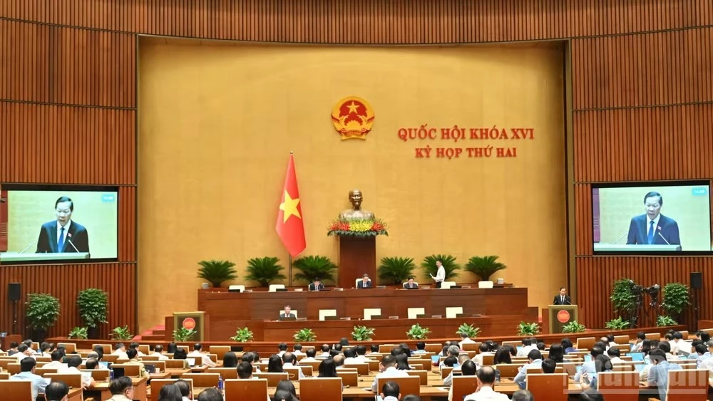 Quốc hội làm việc tại hội trường nghe Tờ trình và Báo cáo thẩm tra dự án Luật Kinh doanh bất động sản (sửa đổi). (Ảnh: DUY LINH)
