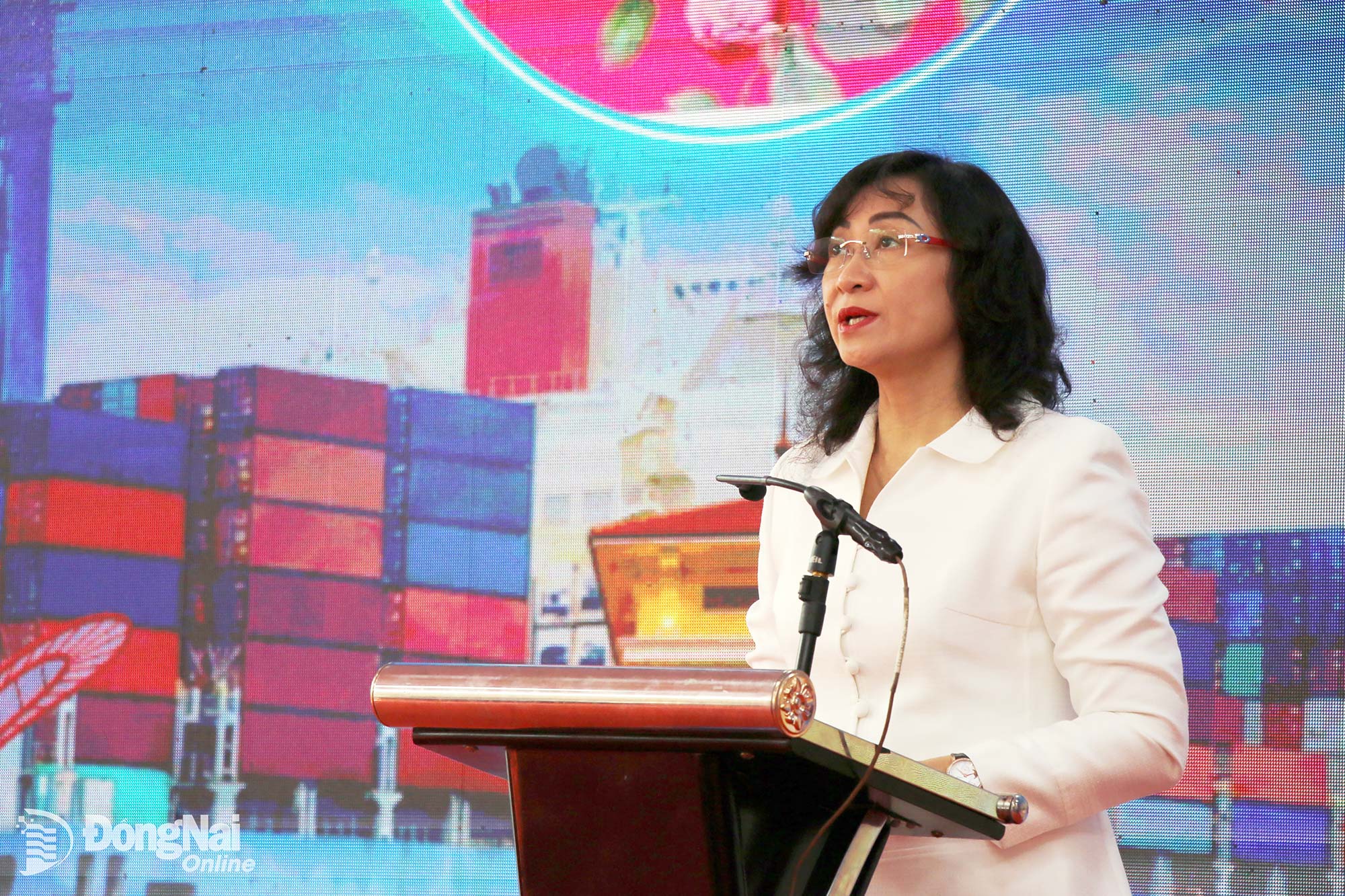 Thứ trưởng Bộ Công thương Phan Thị Thắng phát biểu tại hội nghị. Ảnh: Hải Quân