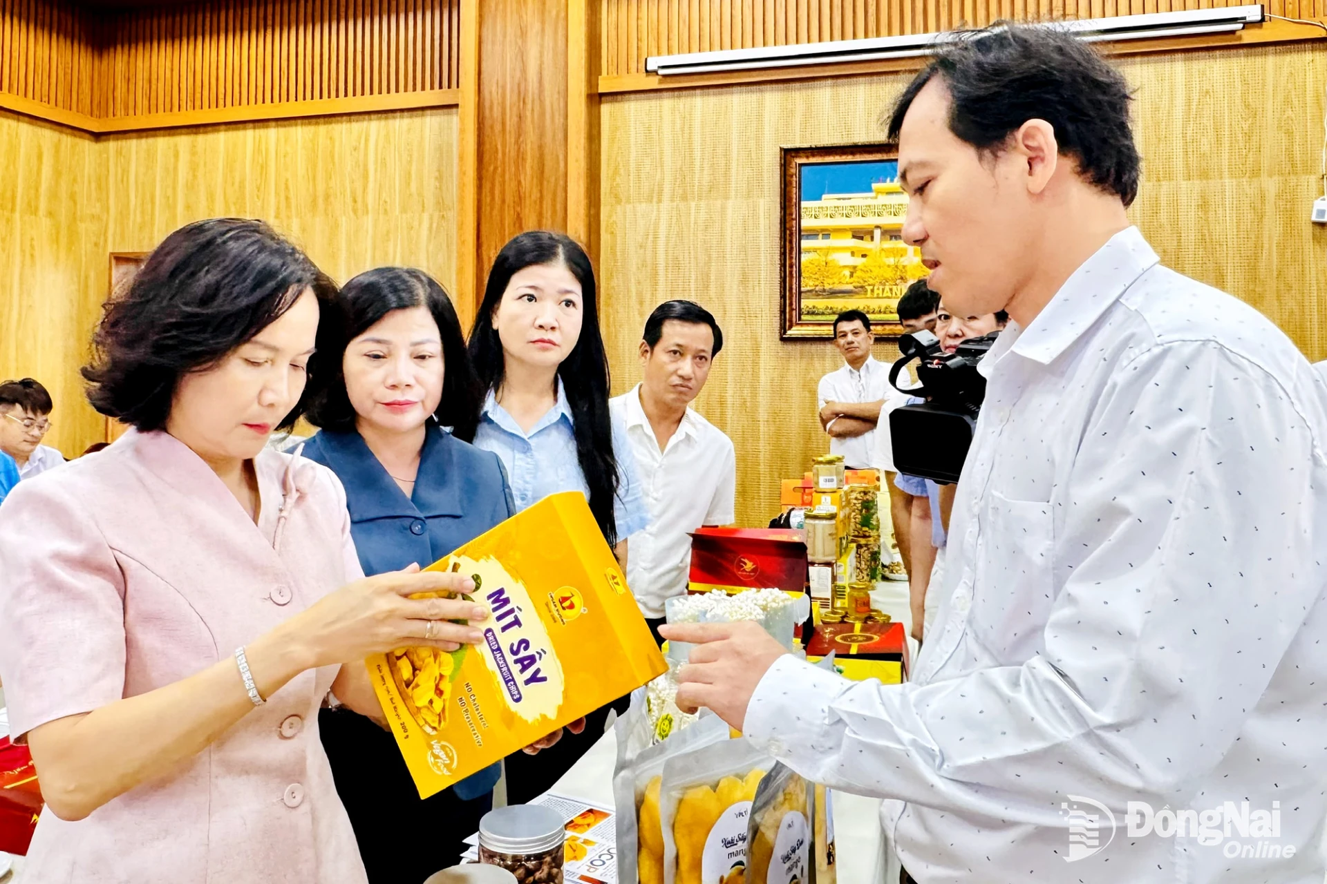 Vice Chairwoman of the City People’s Committee Nguyen Thi Cat Tien views products submitted for the first OCOP assessment round of 2026. Photo: B. Nguyen
