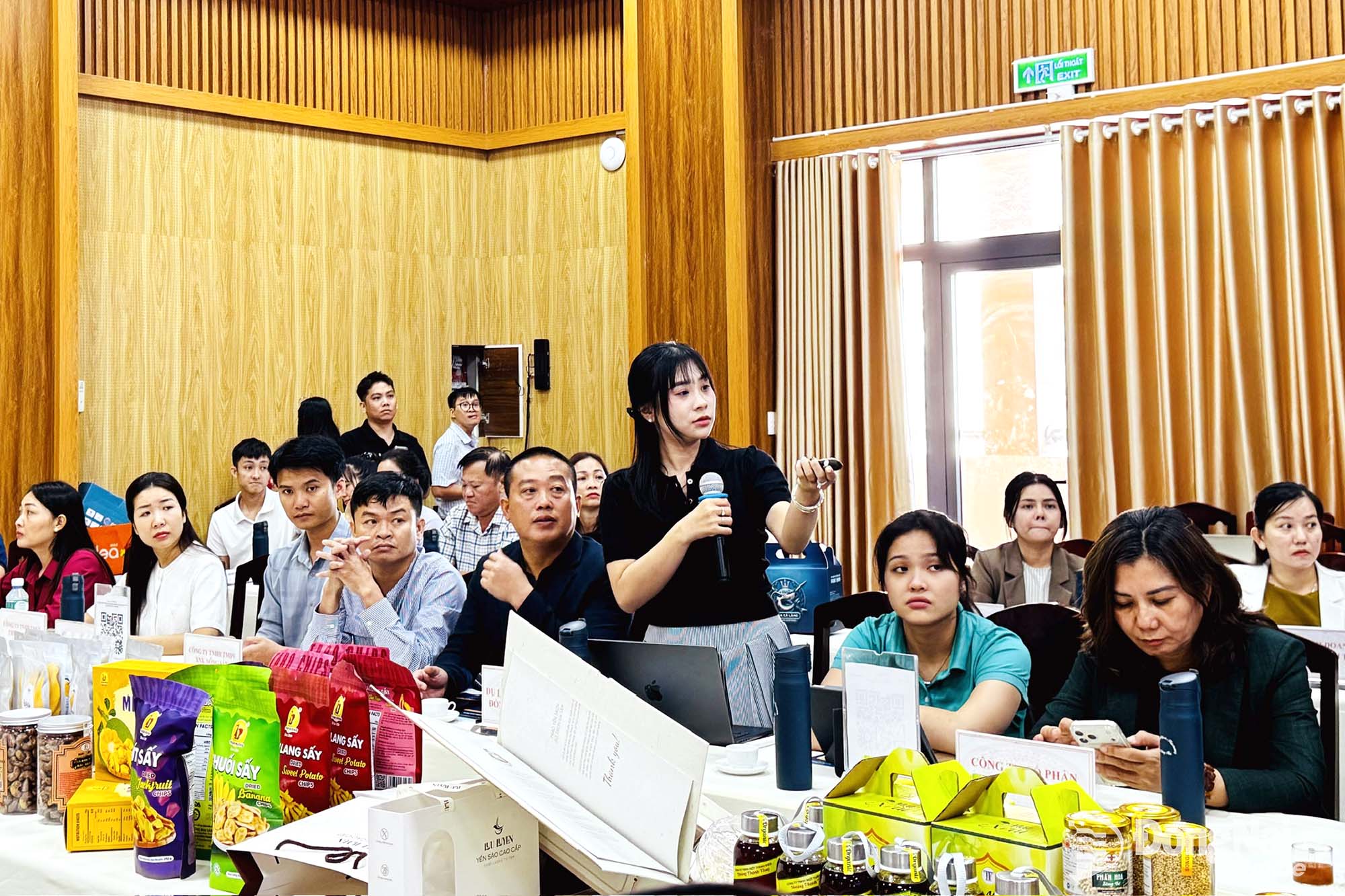 An OCOP producer representative explains the story behind the product. Photo: B. Nguyen