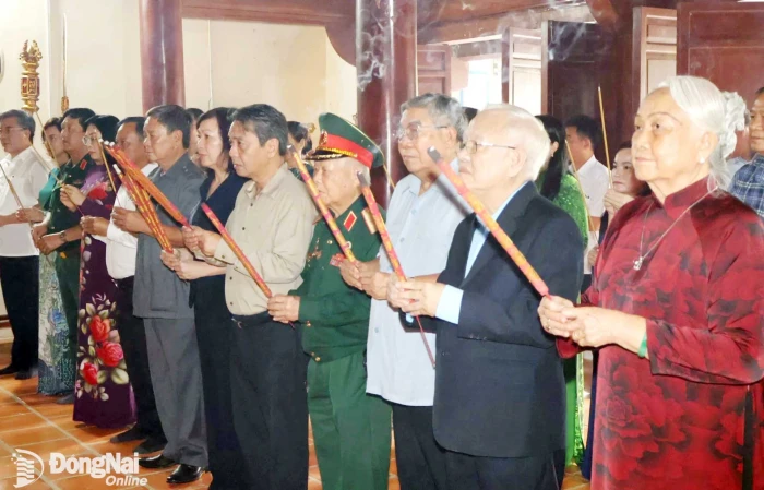 Dong Nai City leaders offer incense and flowers at historical sites