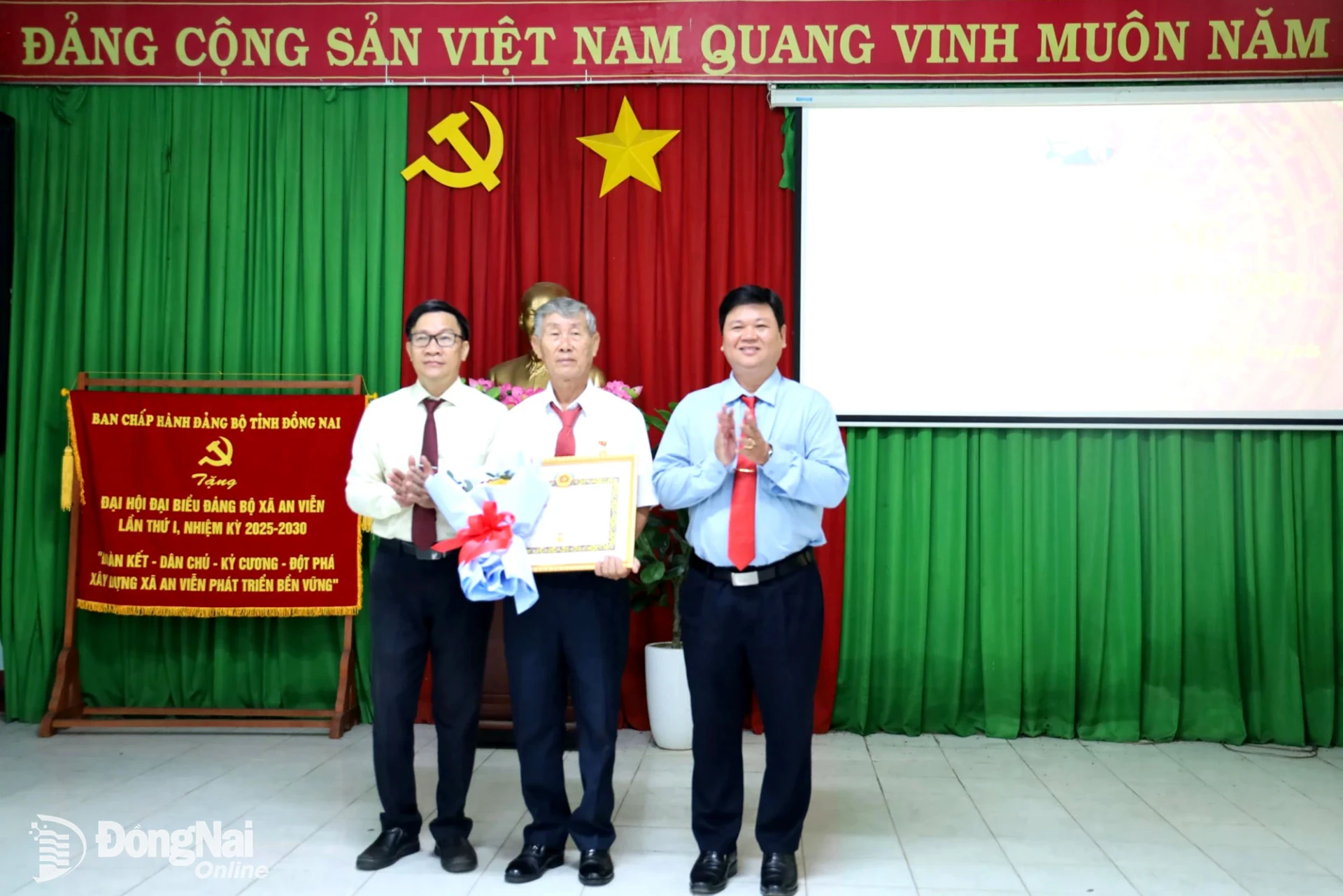 Lãnh đạo xã trao Huy hiệu Đảng cho đảng viên. Ảnh: Thu Bồn