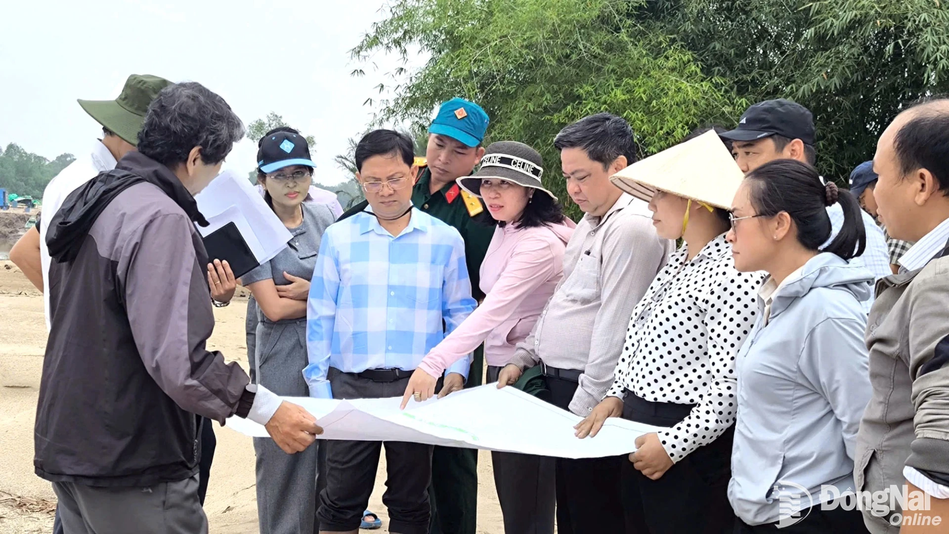 Ủy viên Ban Thường vụ Thành ủy, Phó Chủ tịch Thường trực Ủy ban MTTQ Việt Nam thành phố Hà Anh Dũng cùng các đơn vị liên quan khảo sát thực tế tại cầu Bà Chẻo. Ảnh: Hiếu Thanh