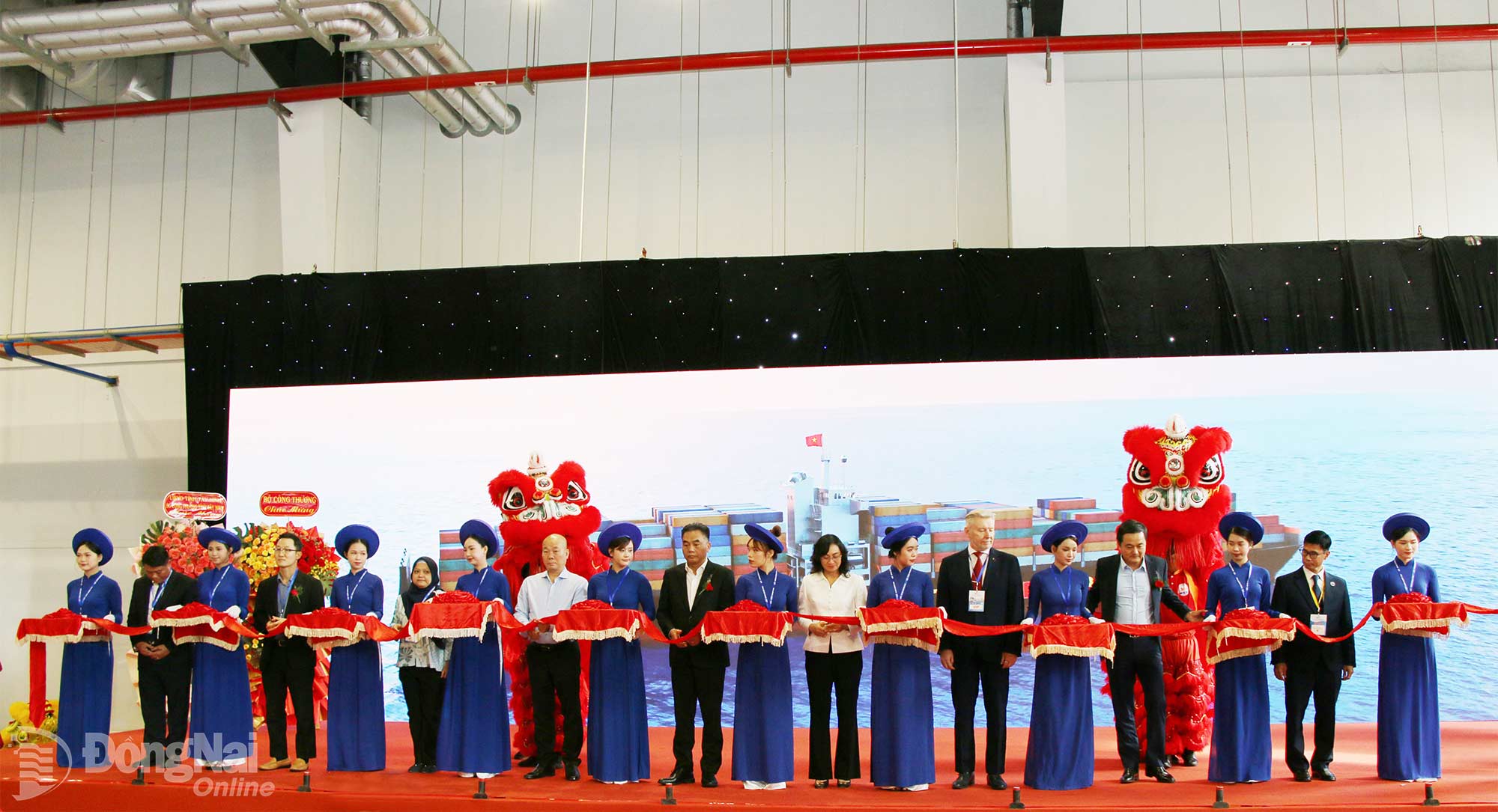 Delegates cut the ribbon to open the fair. Photo: Hai Quan

