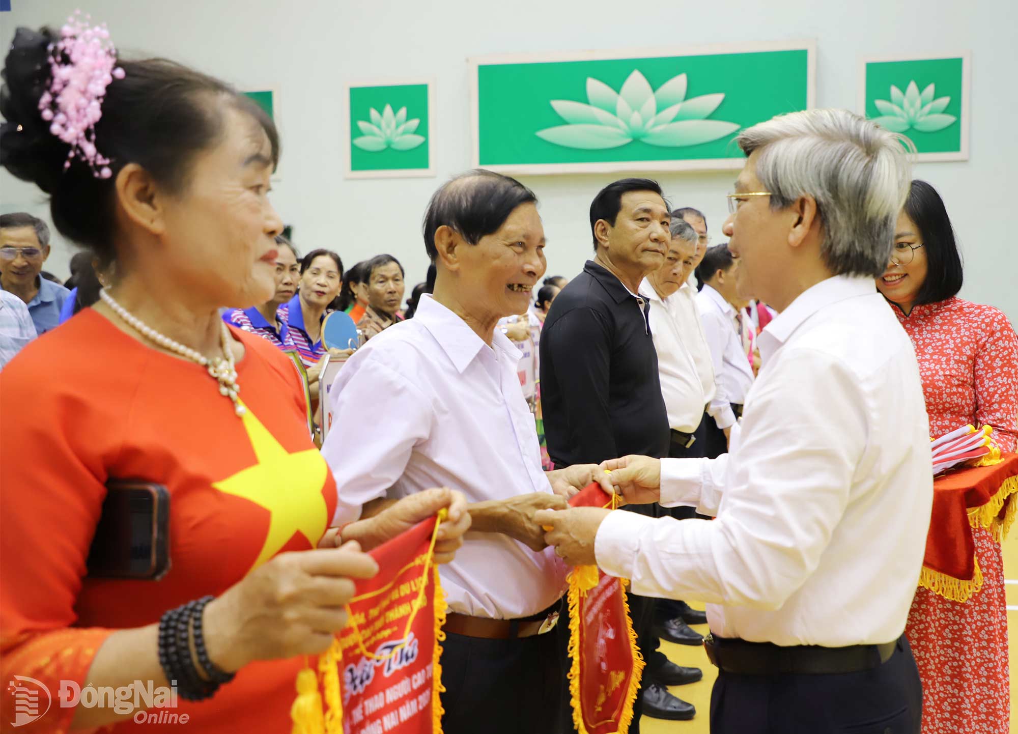 Chủ tịch Hội Người cao tuổi thành phố Đồng Nai Nguyễn Văn Long trao cờ lưu niệm cho các đơn vị tham gia. Ảnh: My Ny