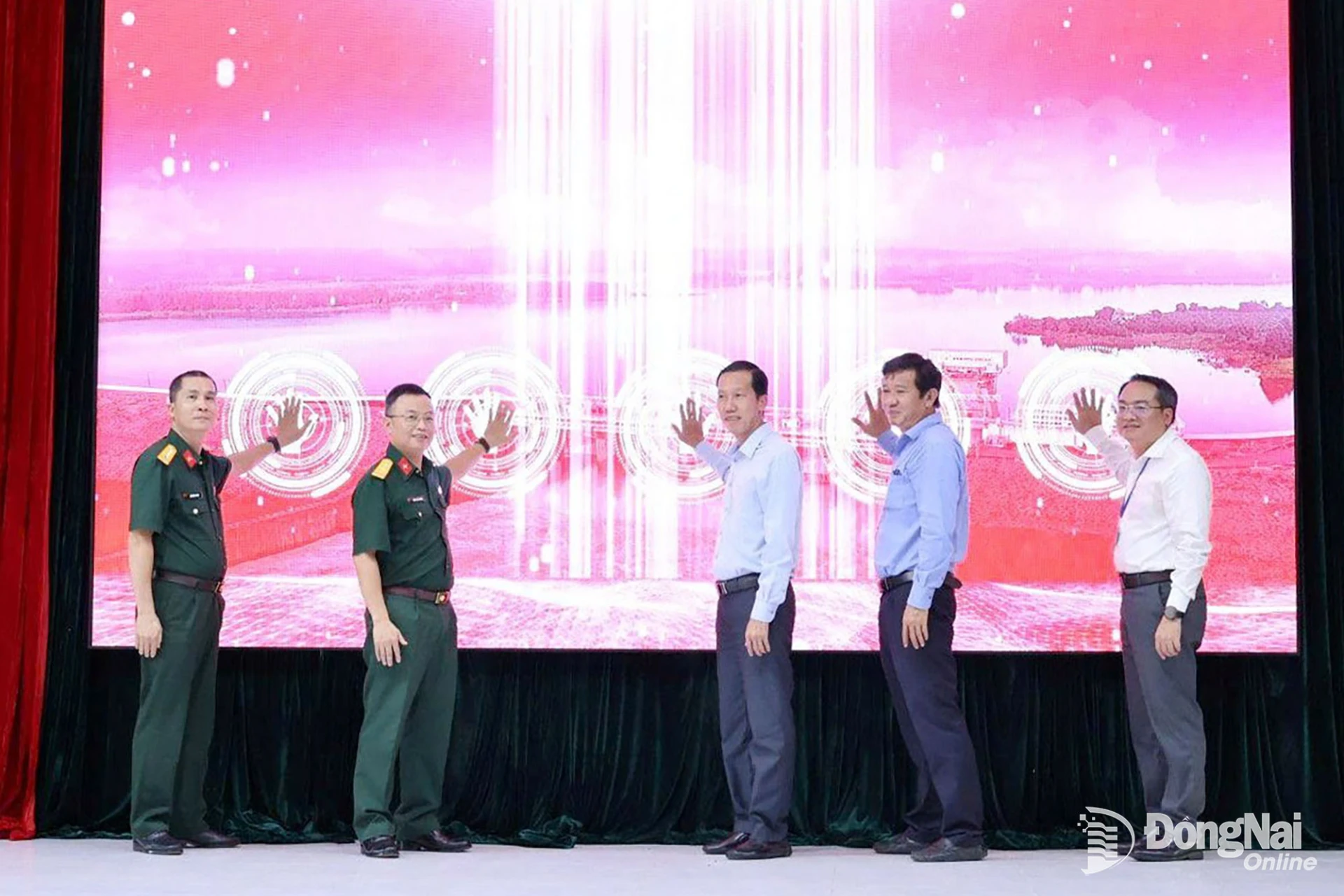 Các đại biểu thực hiện nghi thức nhấn nút chính thức ra mắt nền tảng Viettel Tammi OA phường Trị An.