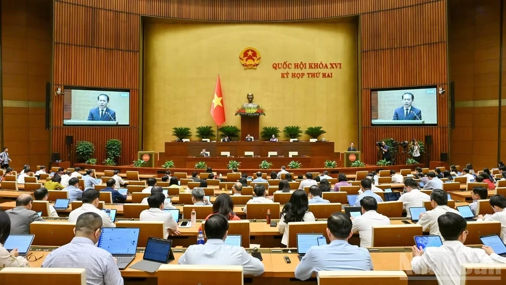 Quốc hội l&agrave;m việc tại hội trường. Ảnh: THỦY NGUY&Ecirc;N