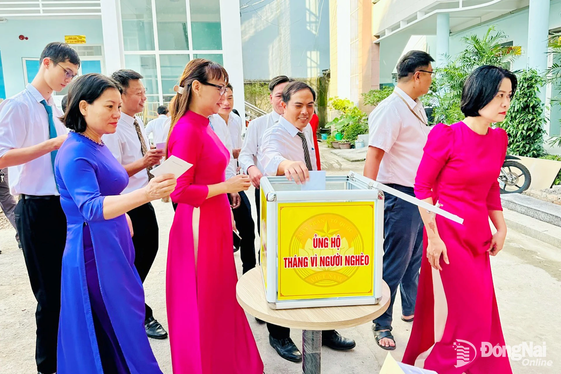 Cán bộ, lãnh đạo các cơ quan, đơn vị của phường Hố Nai tích cực ủng hộ Quỹ Vì người nghèo với tinh thần tự nguyện, trách nhiệm và sẻ chia vì cộng đồng. Ảnh: Hồng Mỹ

