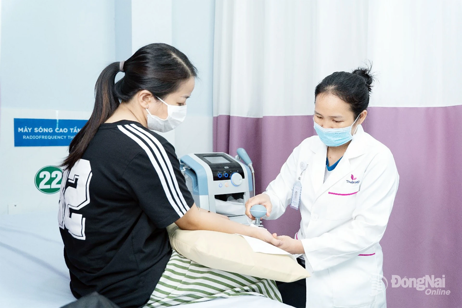 Tham gia BHYT để giảm nỗi lo về tài chính trong quá trình điều trị bệnh. Ảnh: Hạnh Dung
