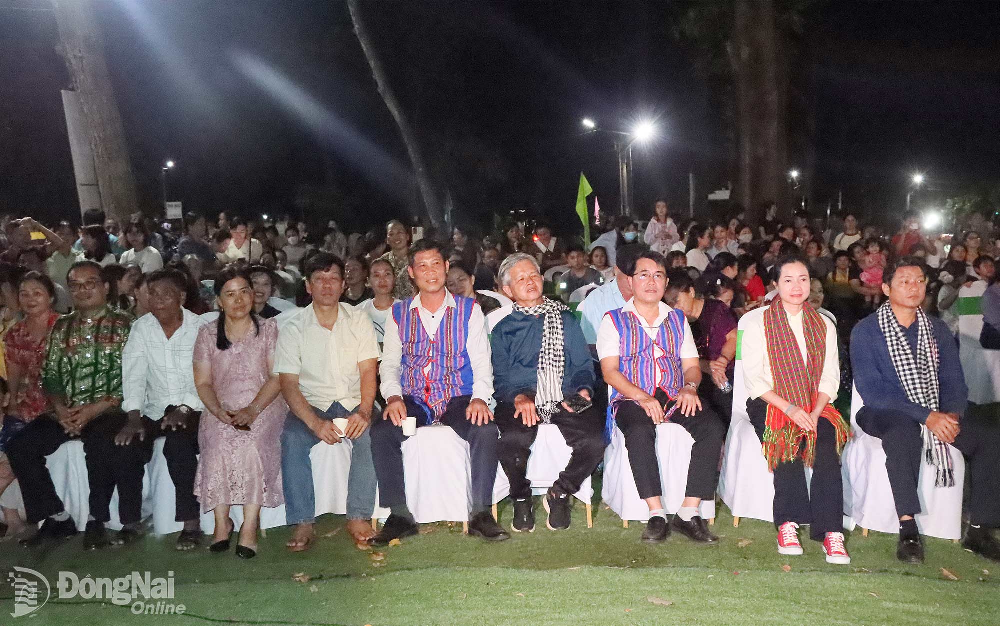 Lãnh đạo xã Thuận Lợi cùng đại biểu và nhân dân địa phương tham dự Không gian trải nghiệm văn hóa truyền thống và giao lưu cộng đồng. Ảnh: Quang Minh