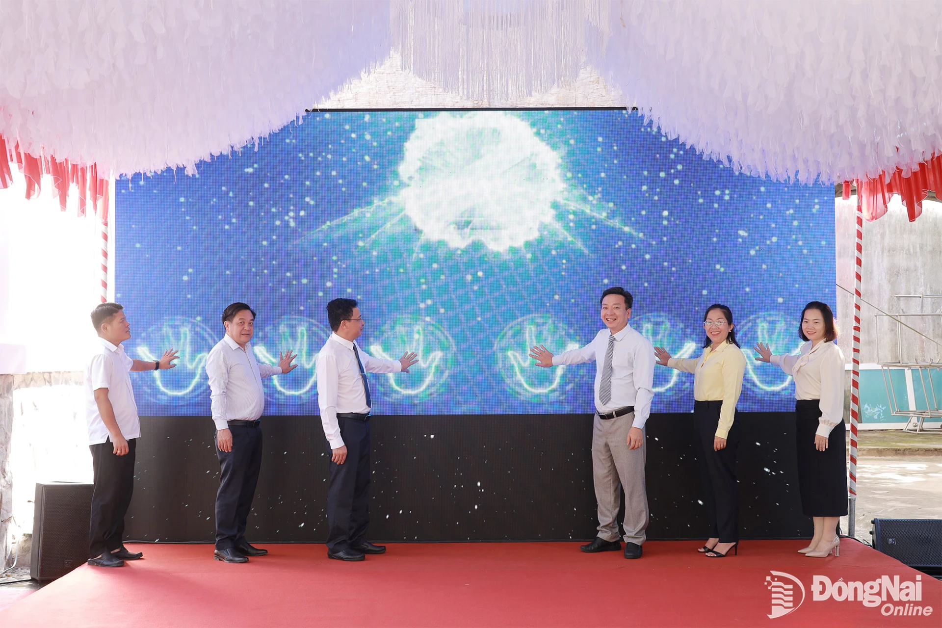 Các đại biểu thực hiện nghi thức chạm tay, chính thức vận hành Điểm đổi mới sáng tạo phường Tân Khai. Ảnh: Thanh Mai