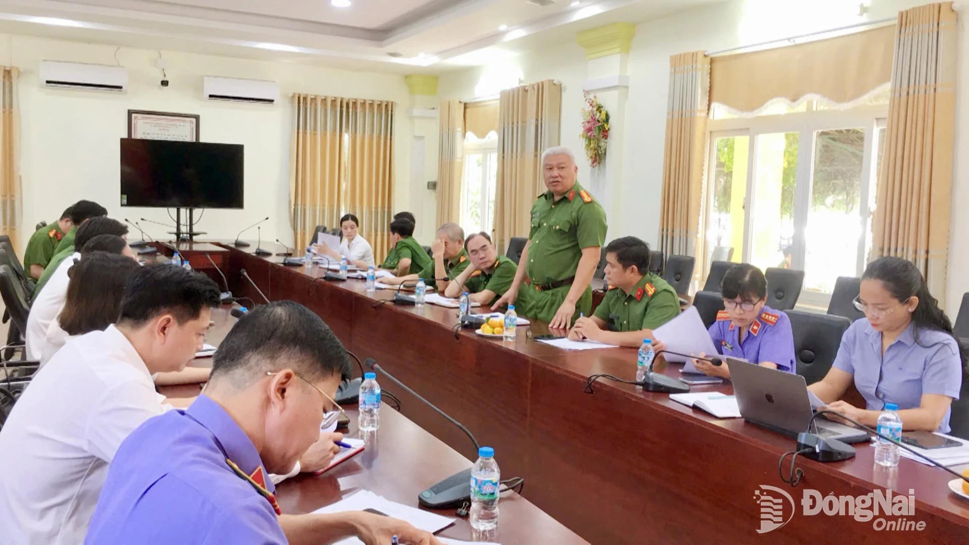 Cơ quan Công an các xã, phường tập trung trao đổi trong hoạt động trợ giúp pháp lý tại khu vực 3. Ảnh: Viết Cường

