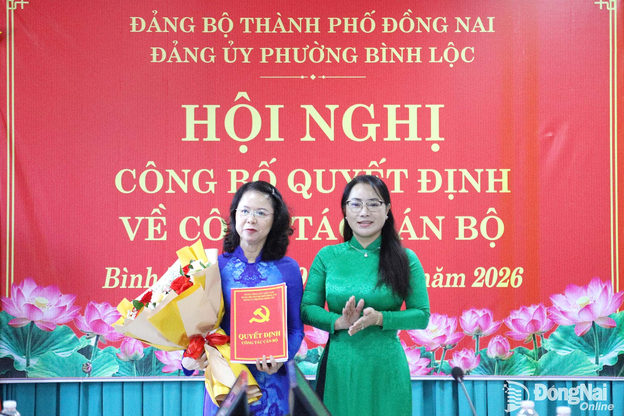 Đồng chí Huỳnh Thị Thanh Hà, Phó Bí thư Thường trực Đảng ủy phường Bình Lộc trao quyết định cho đồng chí Lê Thị Phương Trâm. Ảnh: Minh Dũng