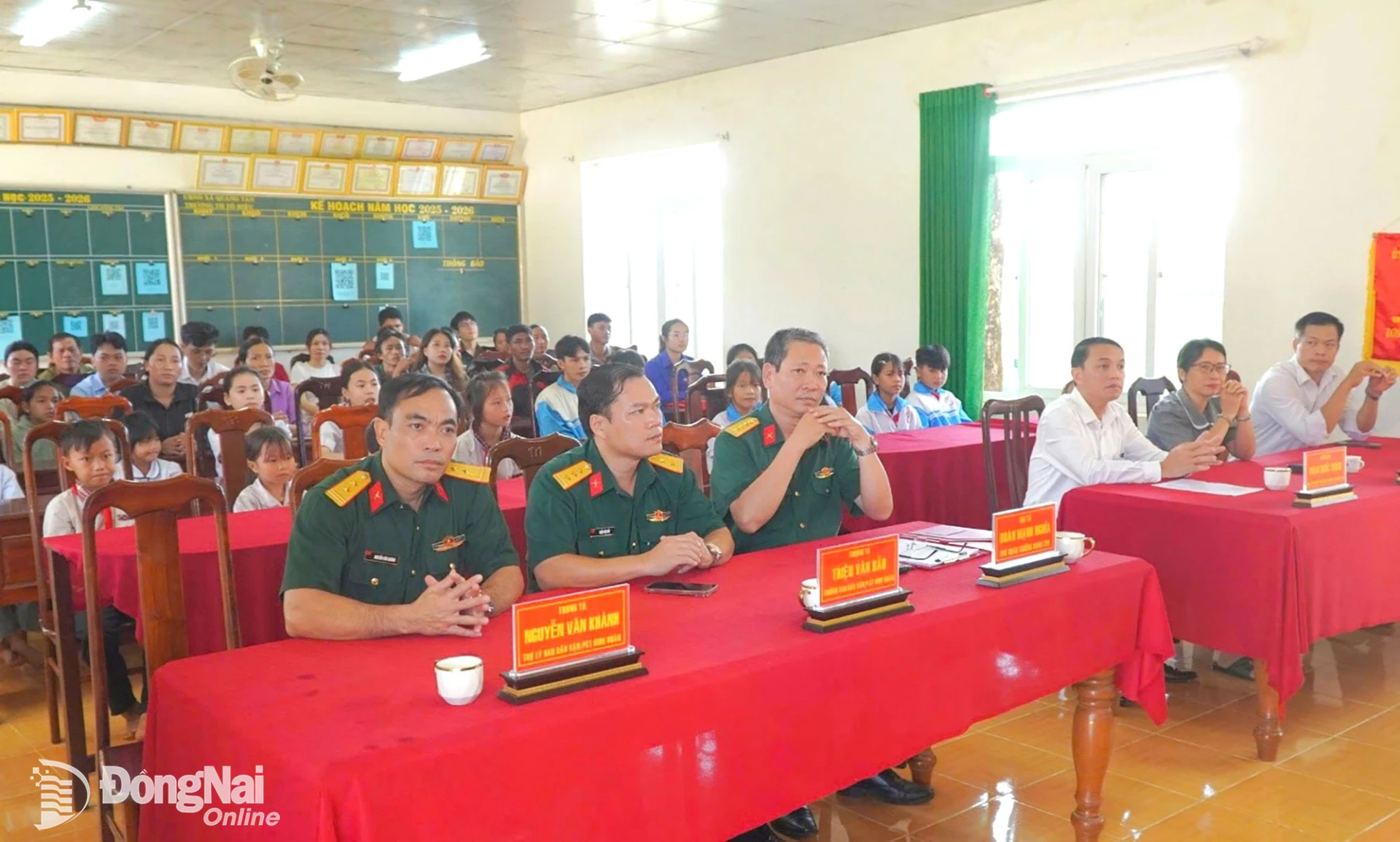 Quang cảnh lễ trao kinh phí hỗ trợ học sinh có hoàn cảnh khó khăn.