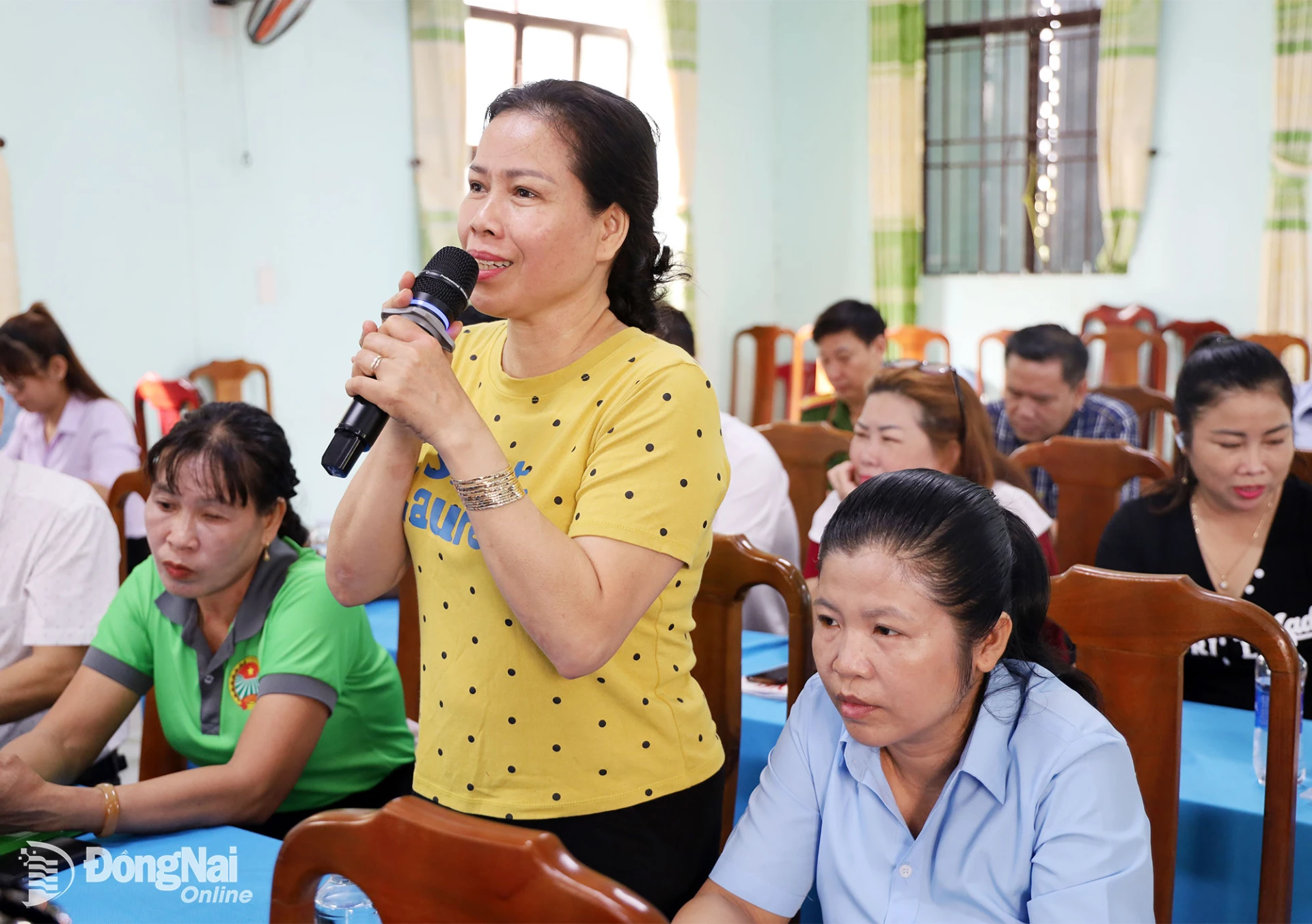 Người dân phát biểu ý kiến tại buổi đối thoại. Ảnh: Thu Bồn