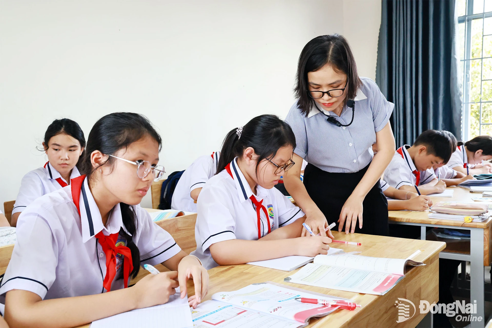 Giáo viên Trường THCS Hùng Vương (phường Trảng Bom) hướng dẫn học sinh hoàn thành bài học.