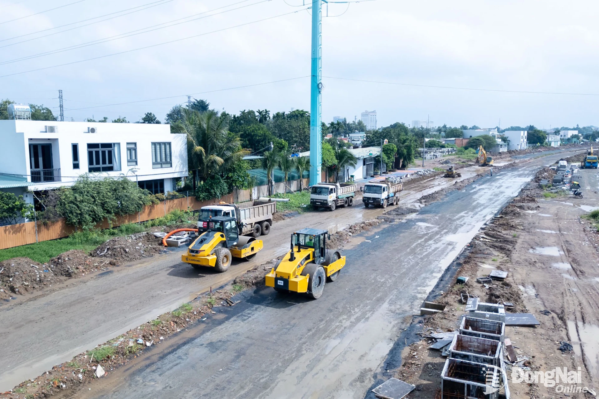 Additional equipment and workers have been mobilized along the route, with construction efforts concentrated on construction packages 27 and 28. Photo: Xuan Luong

