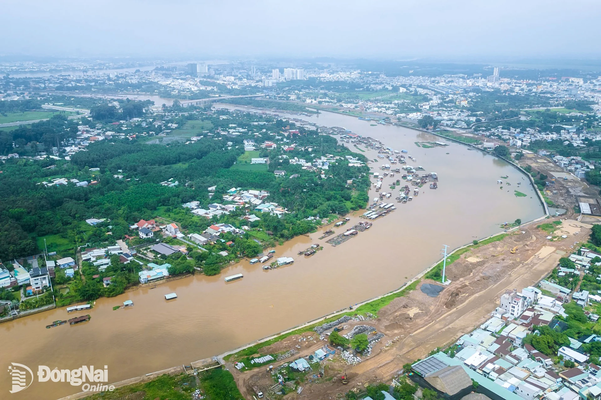 Once completed, the Cai Riverside Road will create a new transport corridor in the city center, improve urban infrastructure, enhance the riverside landscape and provide fresh impetus for Dong Nai Citys socio-economic development. Photo: Xuan Luong

